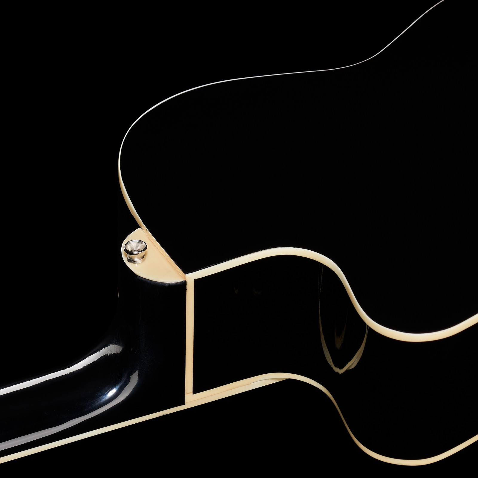 Schwarz lackierter Korpus mit Cutaway und weißem Binding der Harley Benton CG200CE-BK