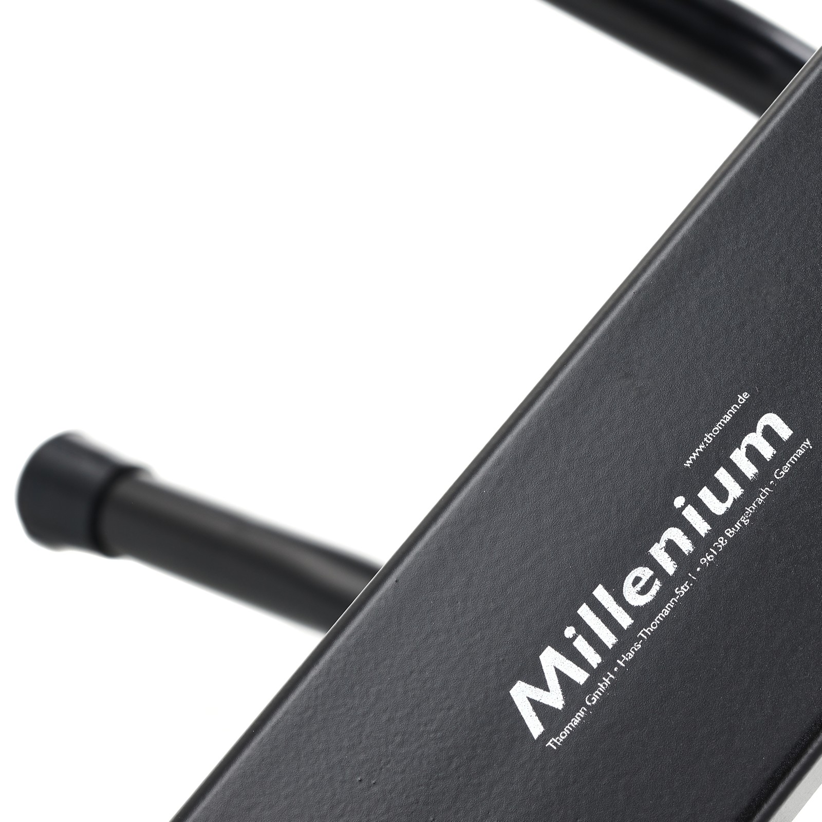 Herstellerlogo auf der Millenium ST-95 Stehhilfe