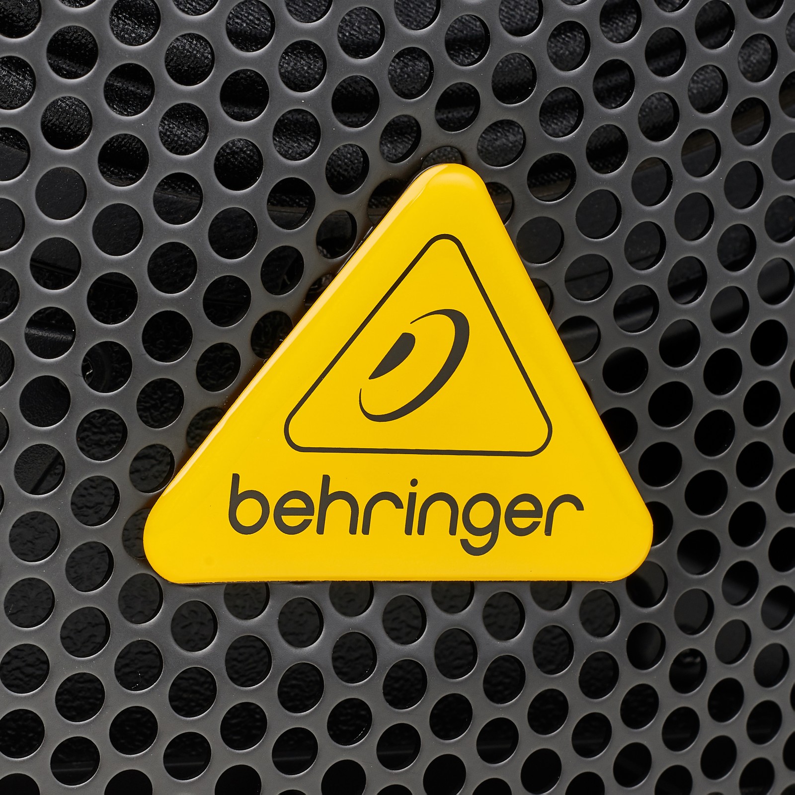 Logo auf dem Frontgitter des Behringer B1200D Pro Subwoofers