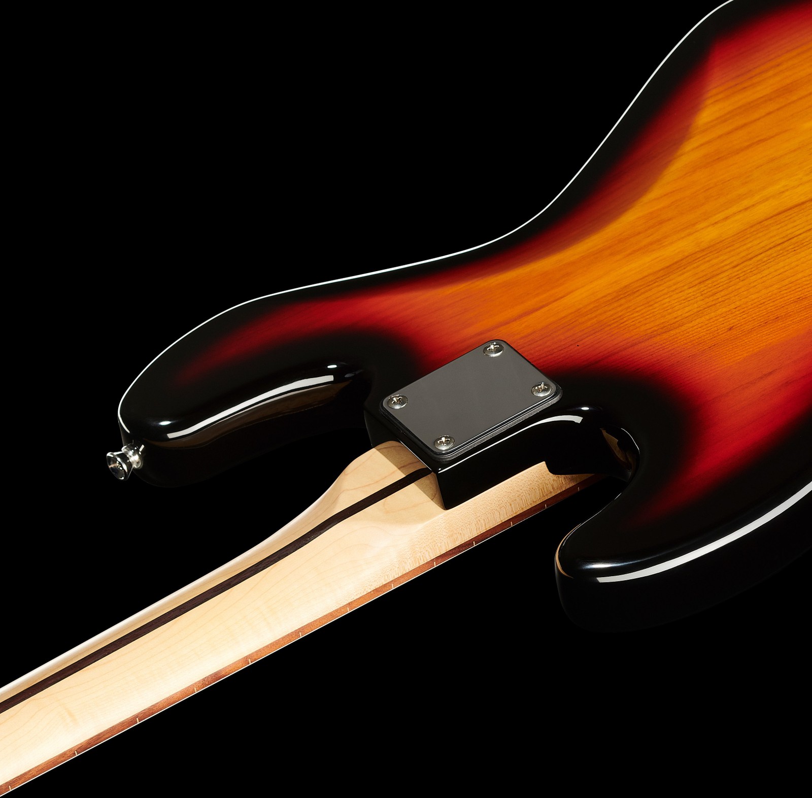 Fixation du manche de la basse électrique fretless 3-Tone Sunburst JB-40FL de Harley Benton