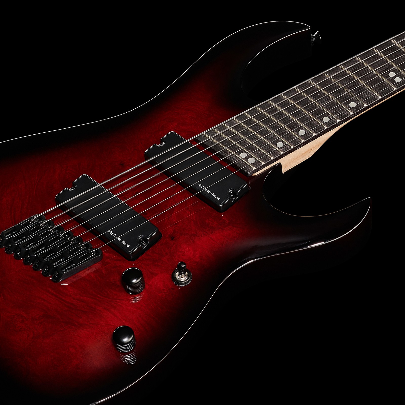 Nahaufnahme von Steg und Tonabnehmer der 7-Saiter Harley Benton MultiScale-7 TPB E-Gitarre