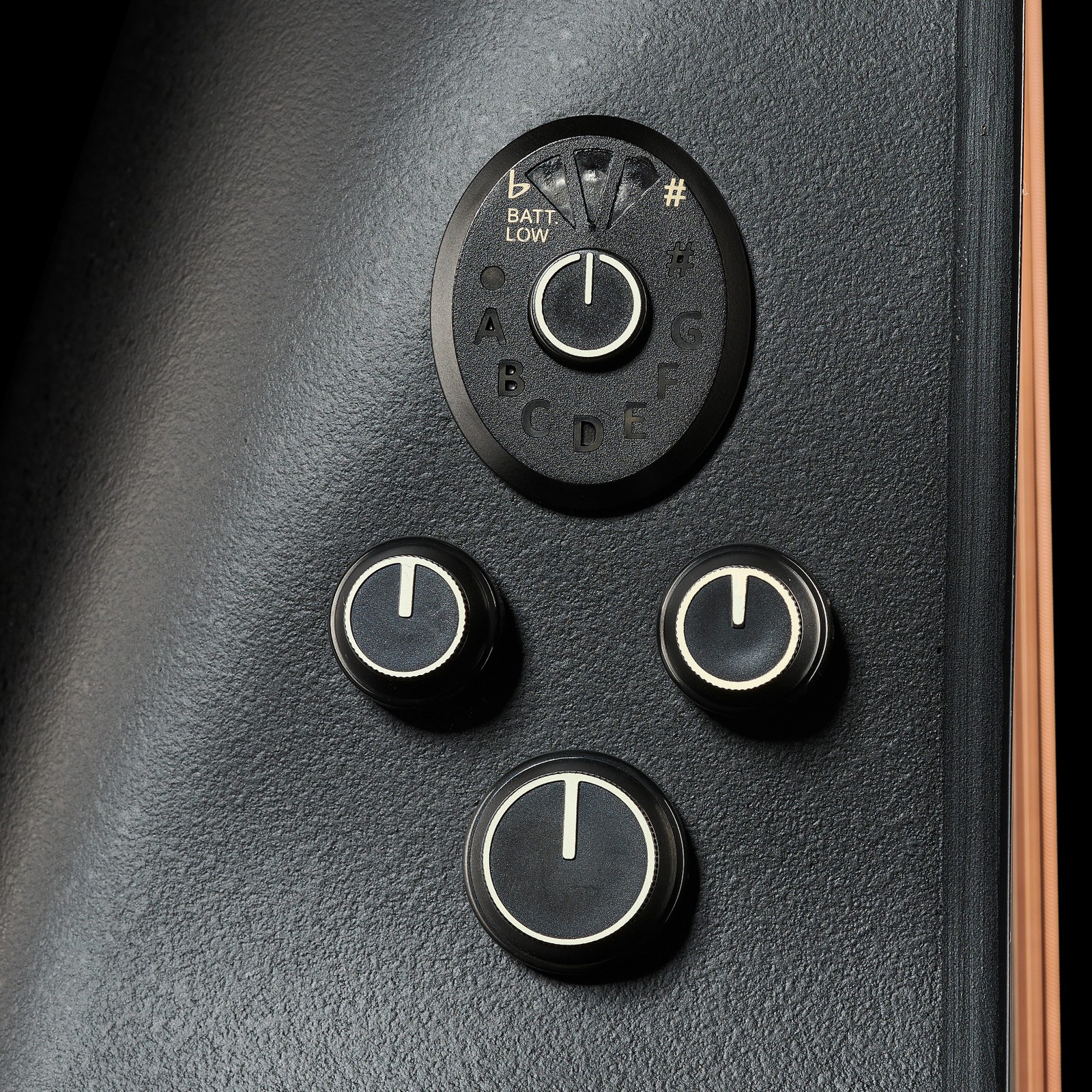 Preamp im Lyrachord Kunststoff Korpus der Ovation Ultra 1526VRM-G Vampira Red