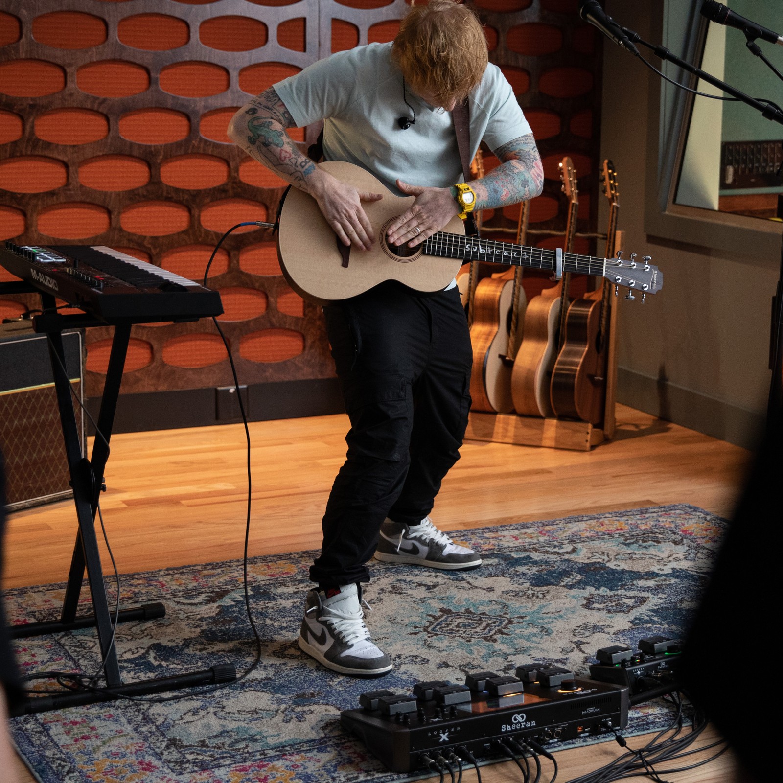 Ed Sheeran spielt auf Sheeran Loopers Looper X