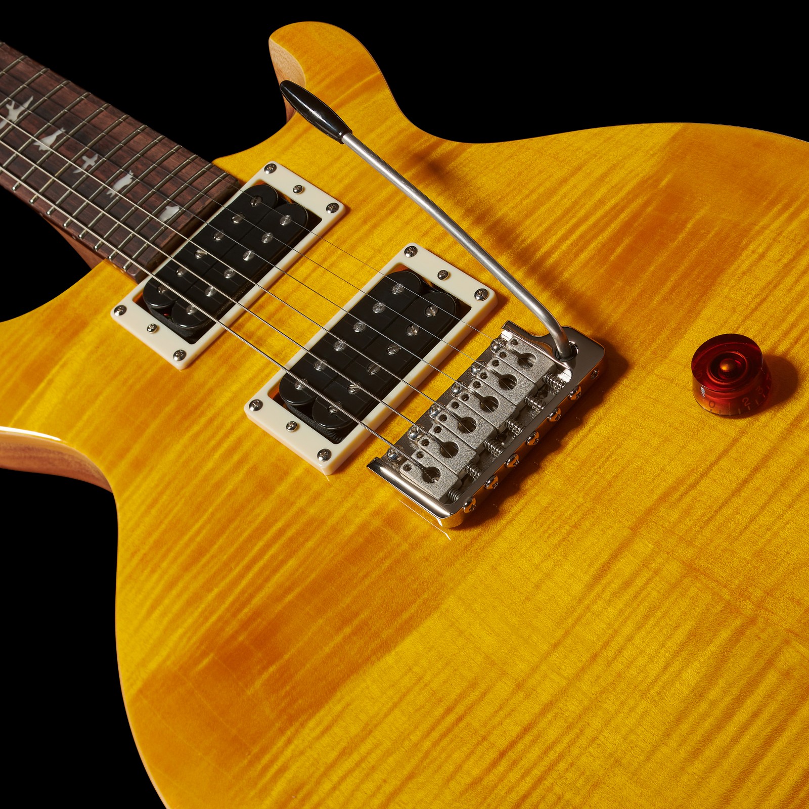 Decke mit Steg und Tonabnehmern der PRS SE Santana SY 2017 E-Gitarre