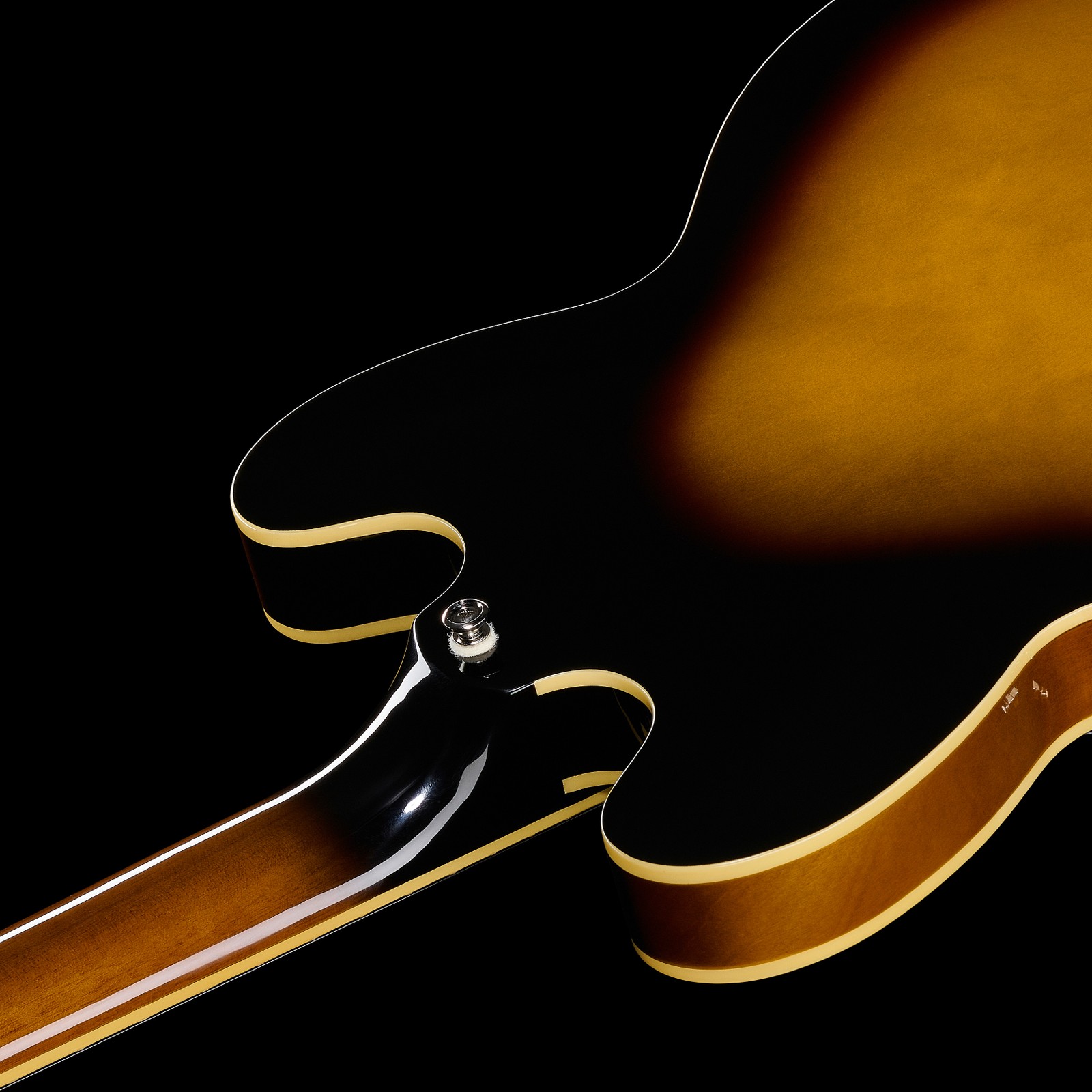Gurtpin und Double Cutaway auf der Rückseite der Epiphone ES-335 Vintage Sunburst