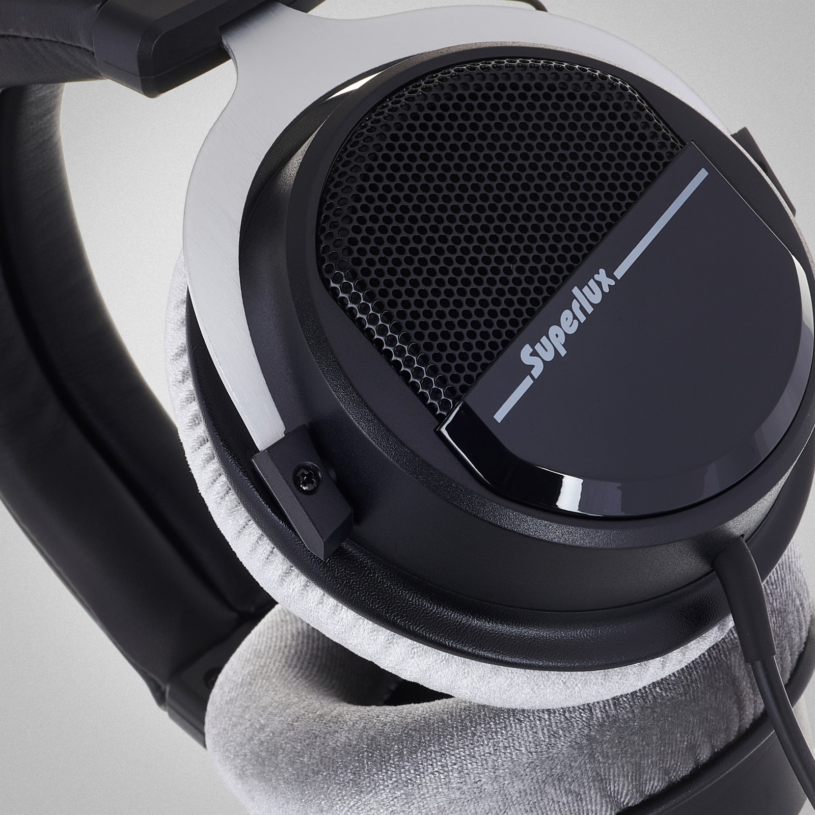 Superlux HD-330 Pro 32 Ohm, Logo auf Studio Kopfhörer