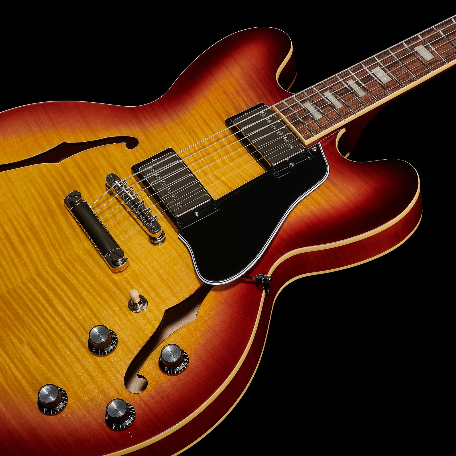 F-Löcher und zwei Humbucker in der Epiphone ES-335 Figured Tea Burst