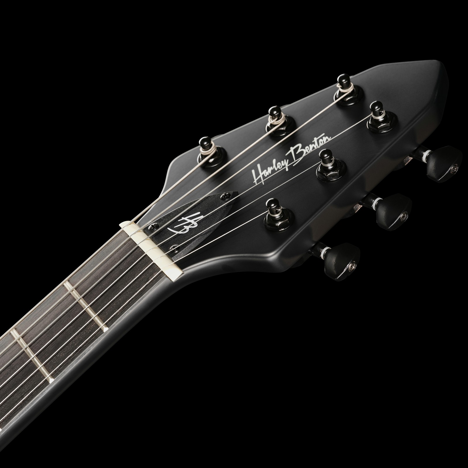 Spitz zulaufende Harley Benton E-Gitarren Kopfplatte