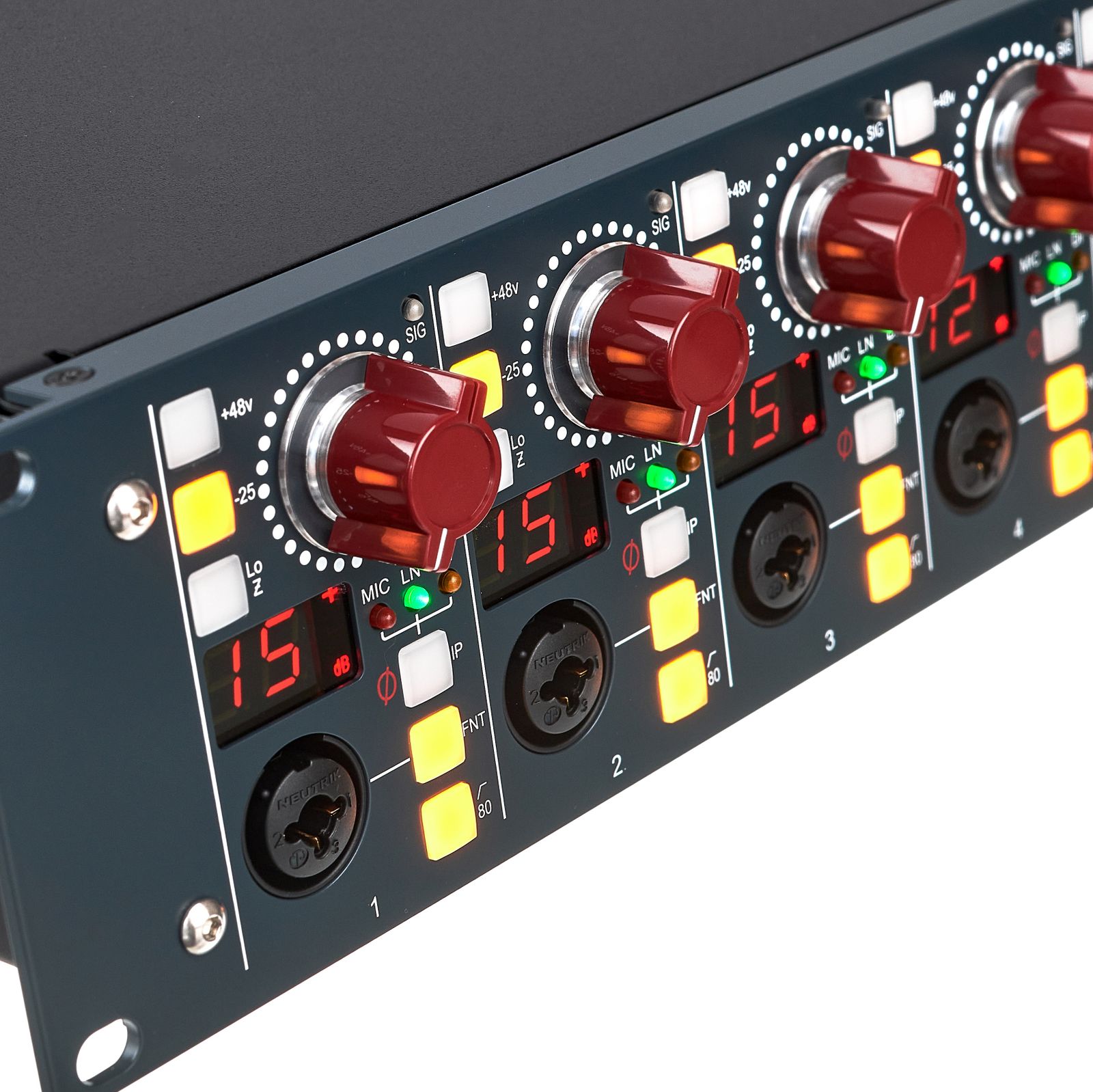 Regler und Anschlüsse auf der Vorderseite des Neve 1073OPX