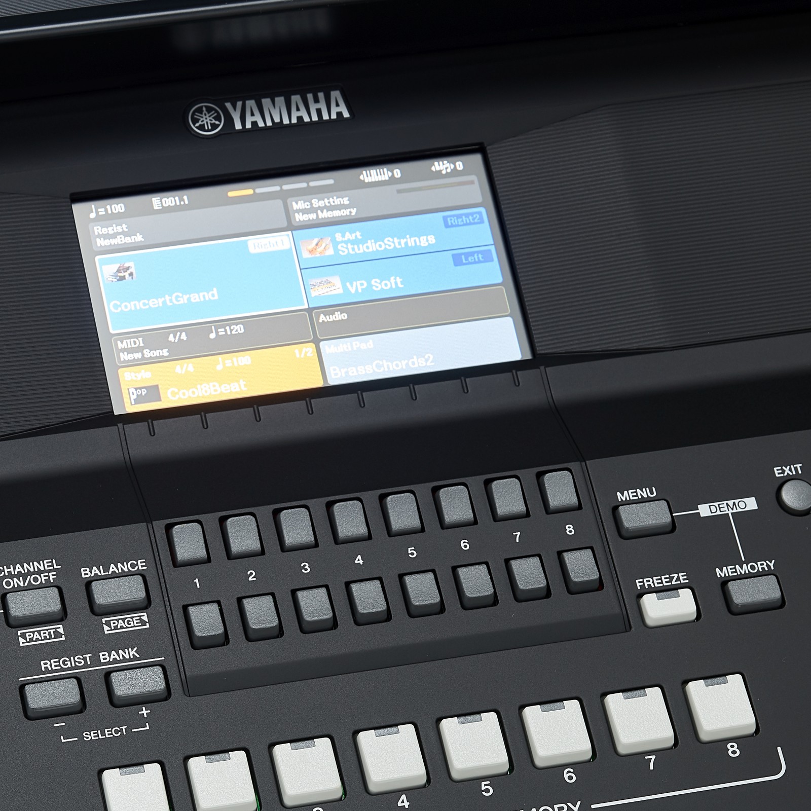 Écran du PSR-SX600 de Yamaha, avec les touches de réglage en-dessous