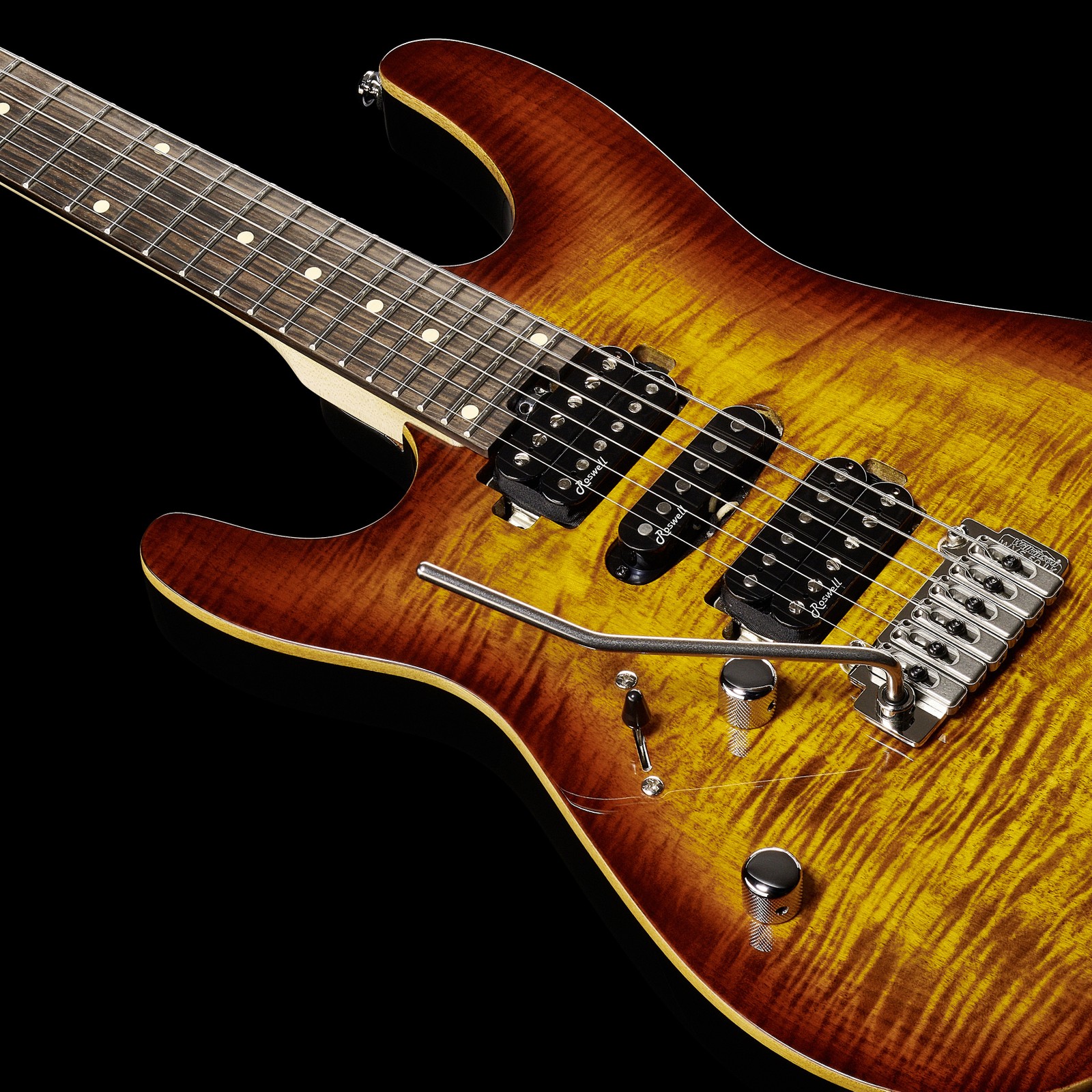 Riegelahorndecke auf der Harley Benton Fusion-III LH HSH EB FBB mit zwei Humbucker Pickups und Singlecoil