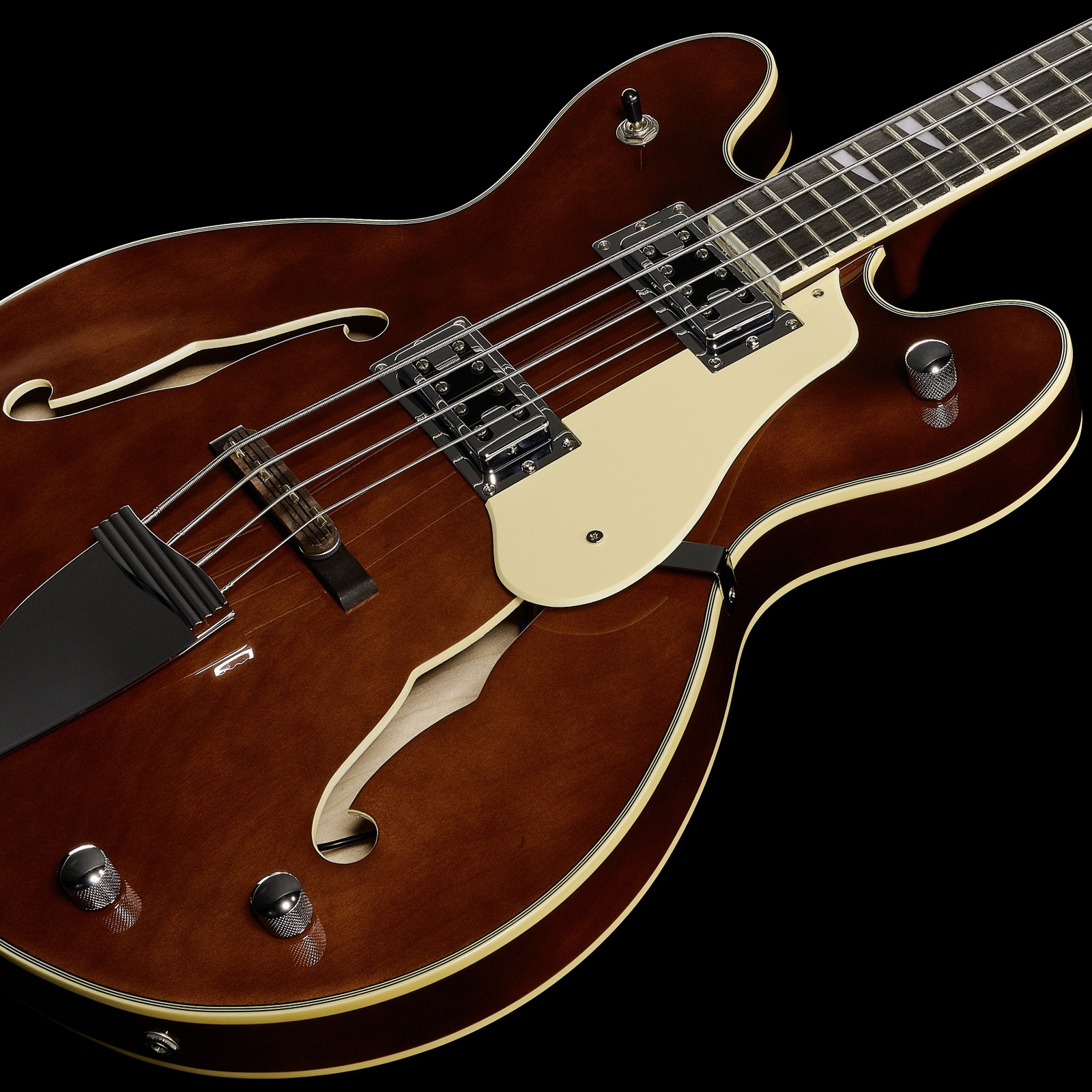 Ahorndecke mit zwei F-Löchern und Humbucker Pickups auf dem Harley Benton HB-60 WB 