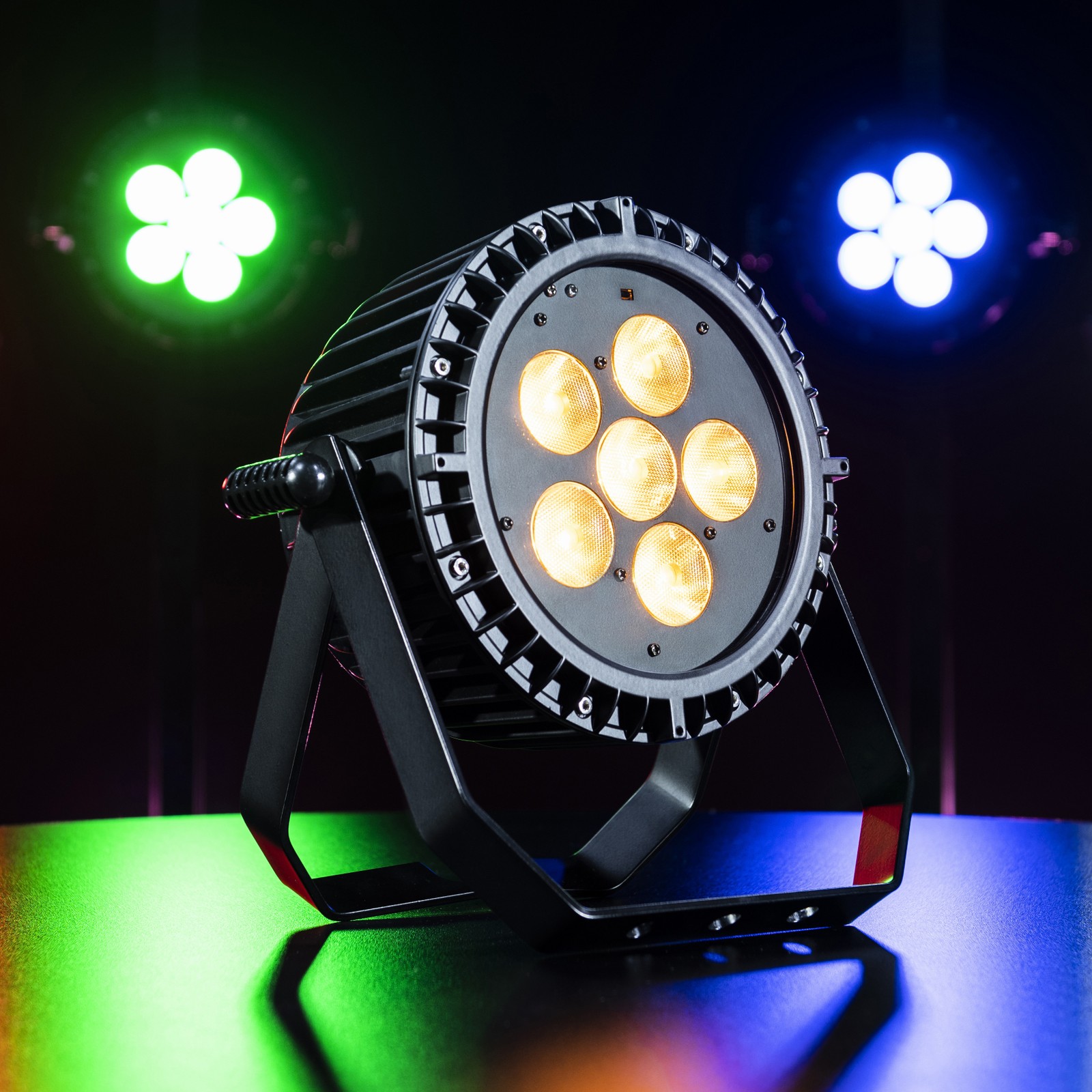 Varytec Battery Event Par IP65 6in1 leuchtet auf einem Tisch