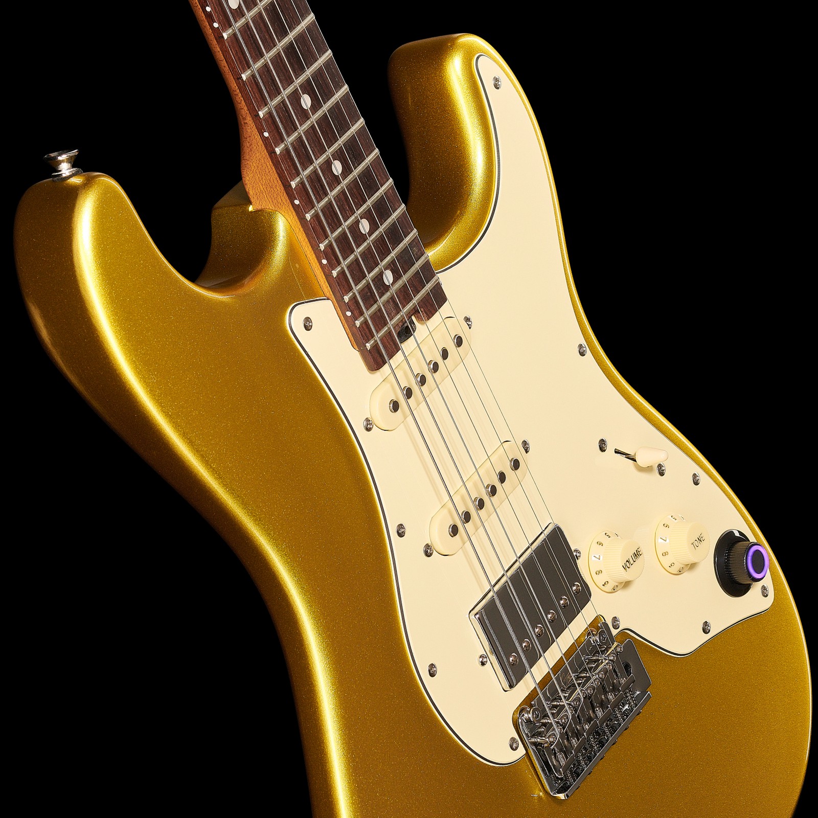 Two single coils and a humbucker on the Mooer GTRS Guitars Standard S 800 G