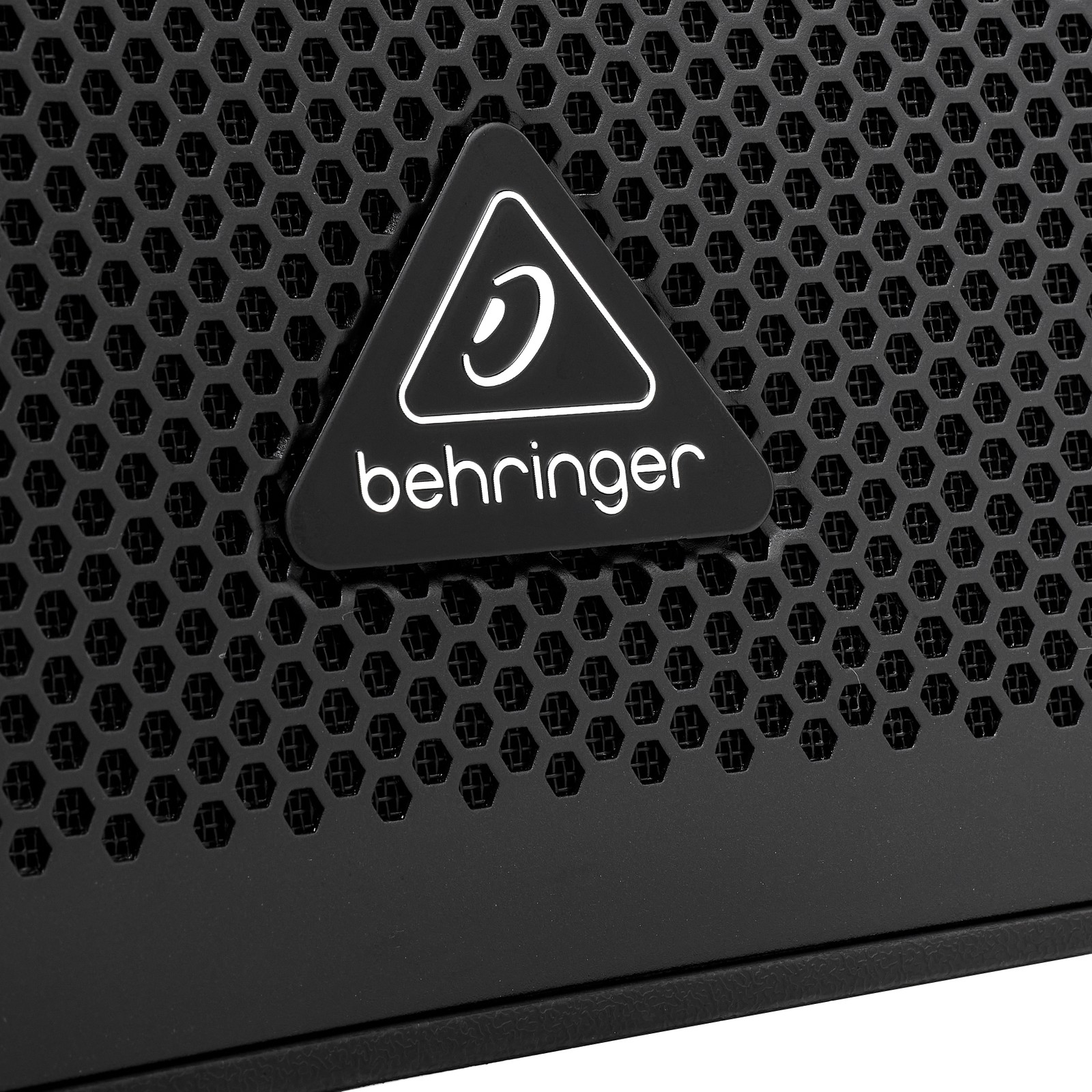 Herstellerlogo auf dem Frontgitter des Behringer DR112DSP