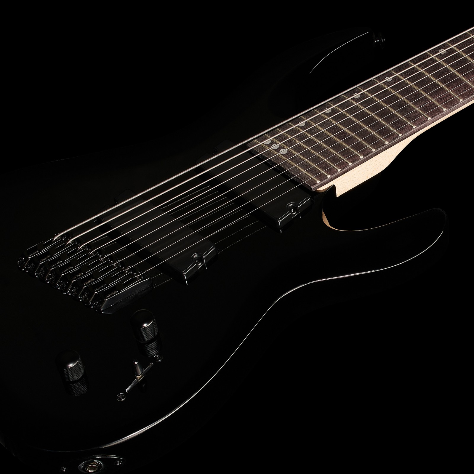 Zwei schwarze Humbucker auf der schwarzen Decke der Harley Benton R-458BK Fanfret