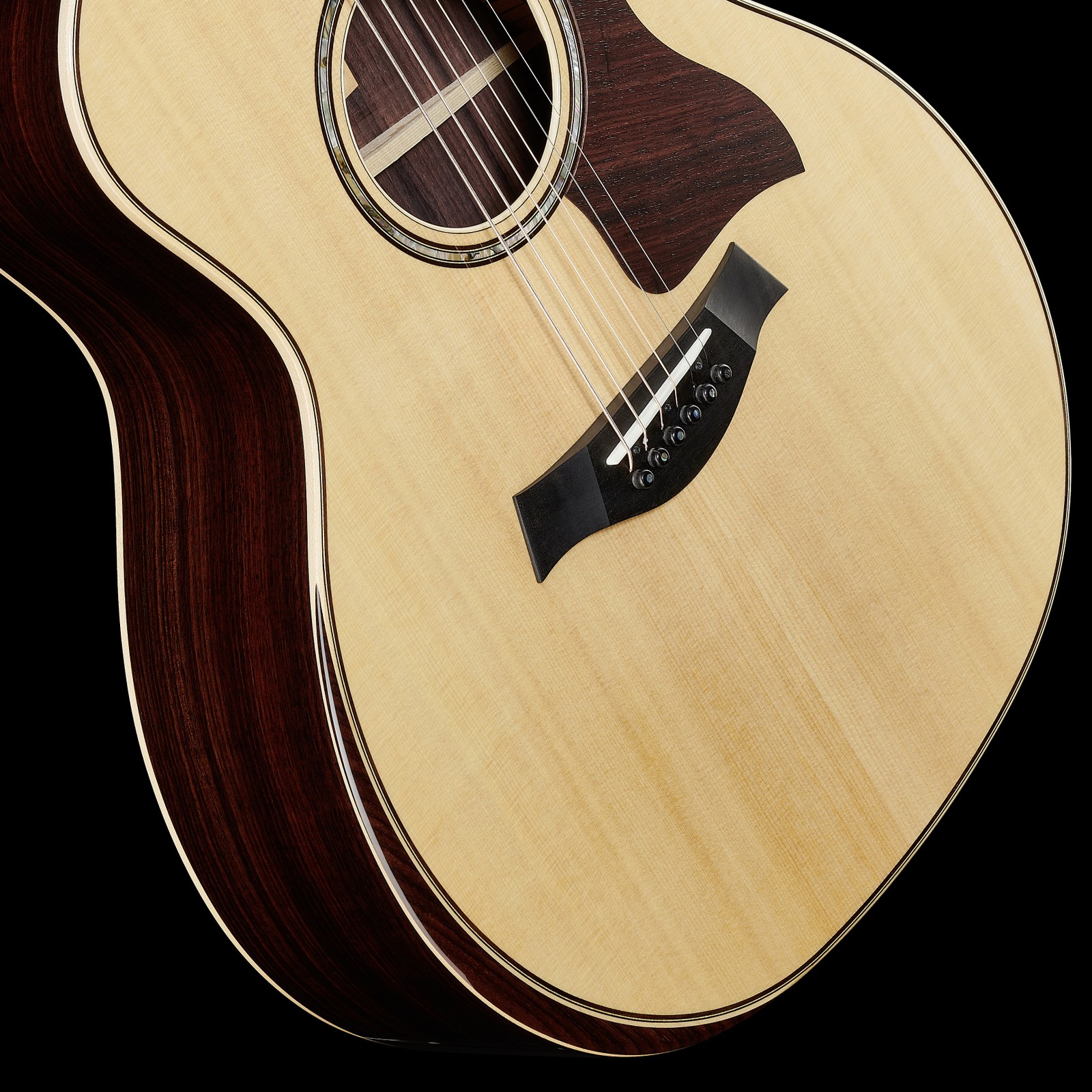 Rounded edges of the Taylor 814ce's body