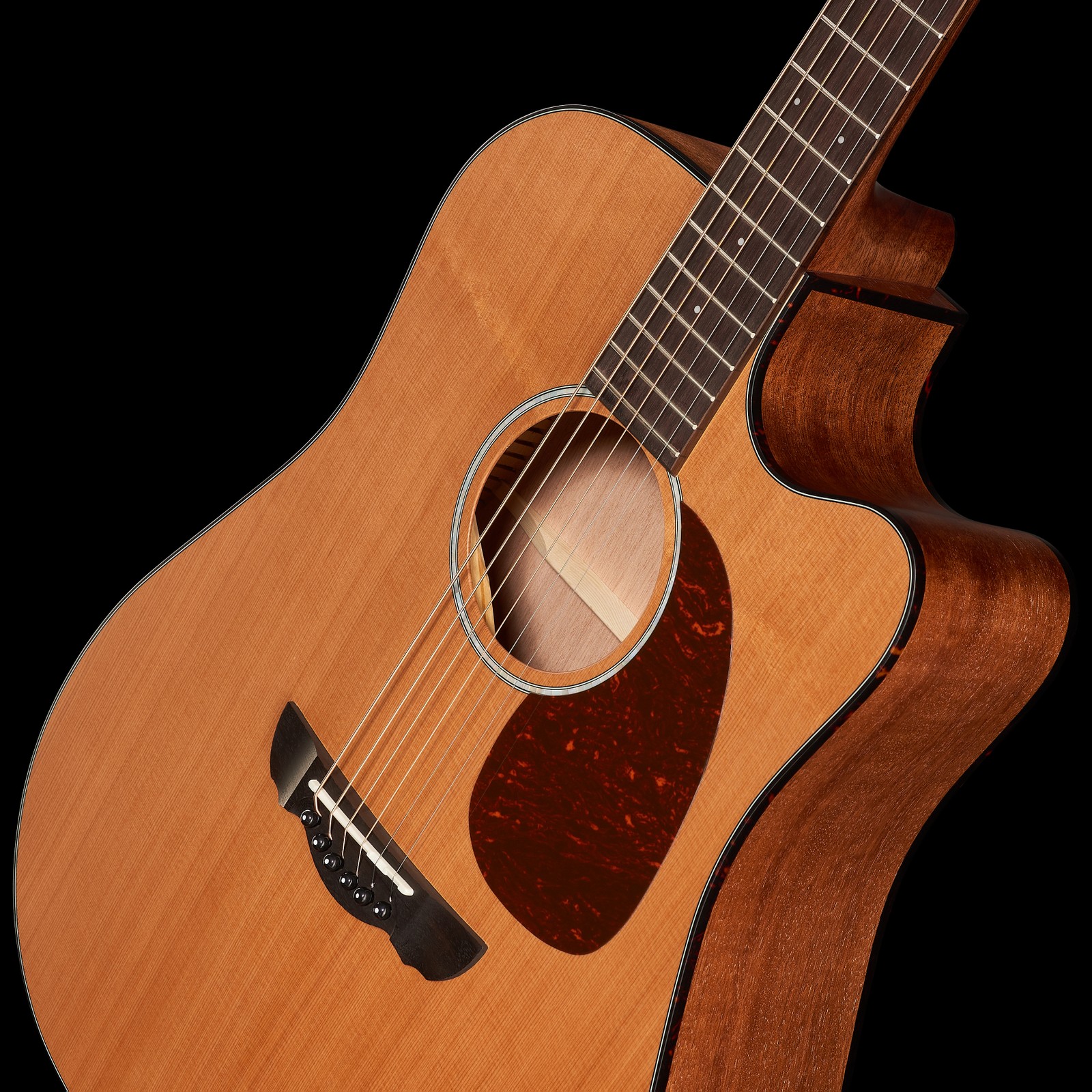 Table en cèdre américain massif su l'Harley Benton CLD-30SCM-CE Solid Wood