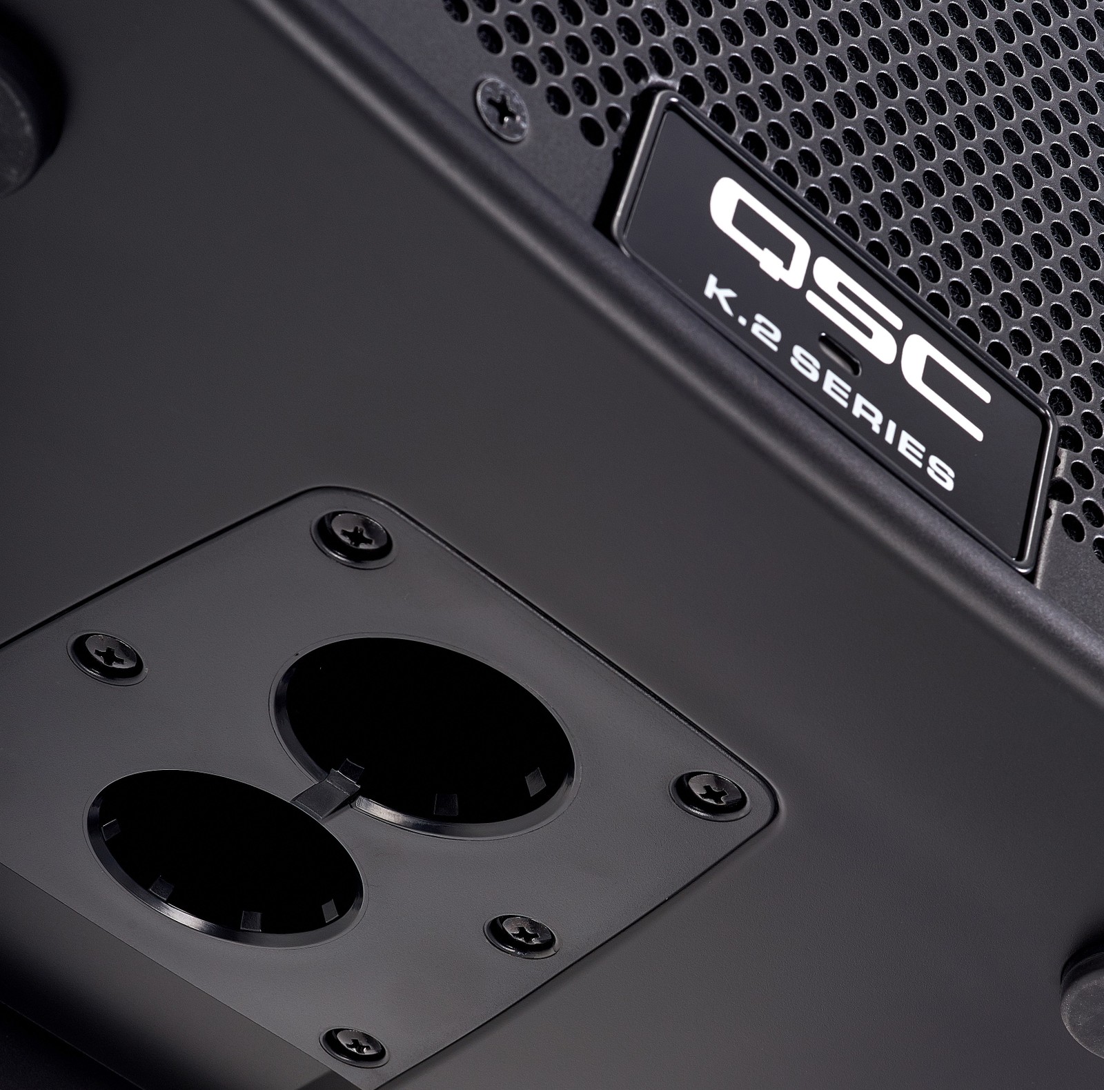 QSC Logo am K 8.2 2-Wege Fullrange-Aktivlautsprecher
