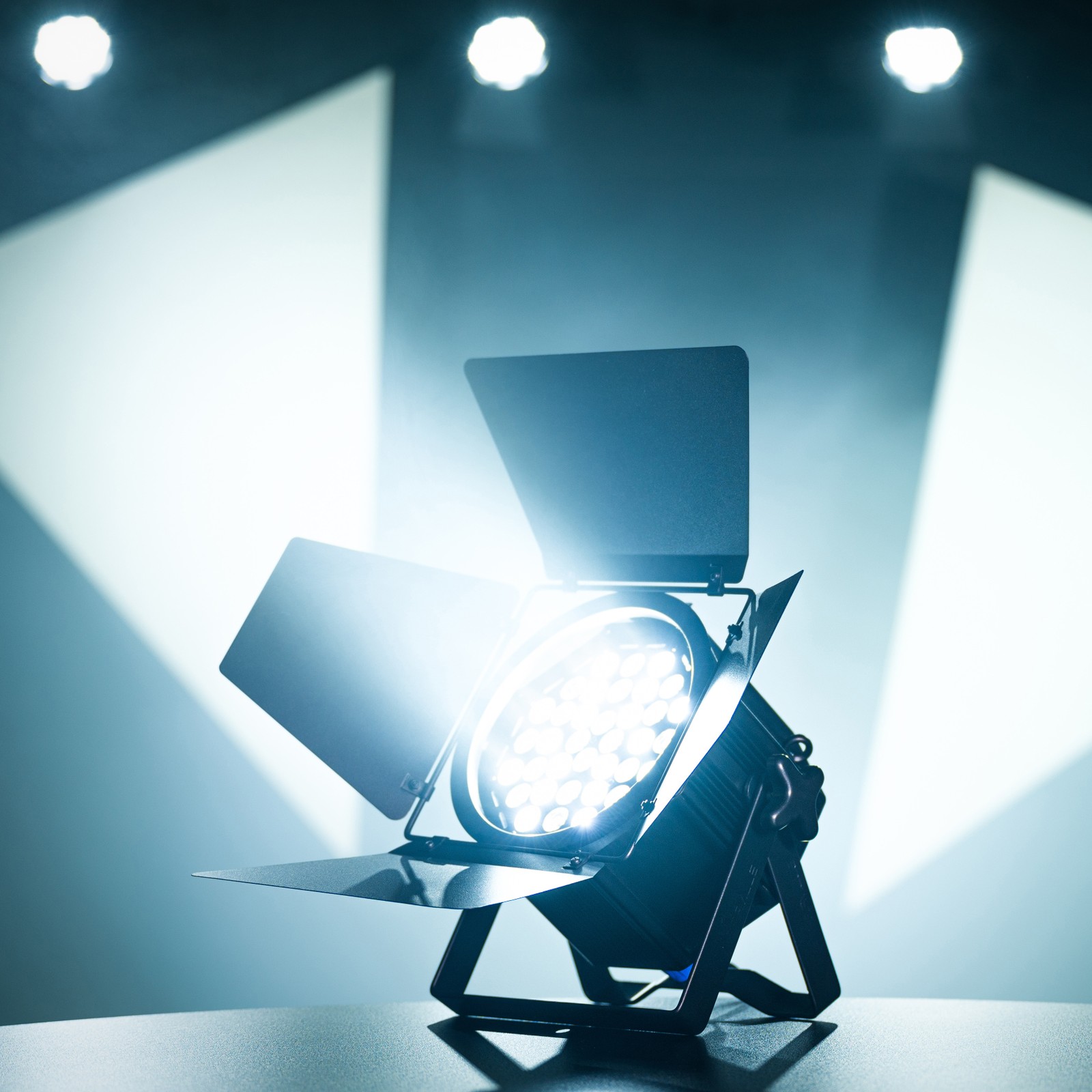 Projecteur de théâtre à LEDs avec réglage continu de la température lumineuse