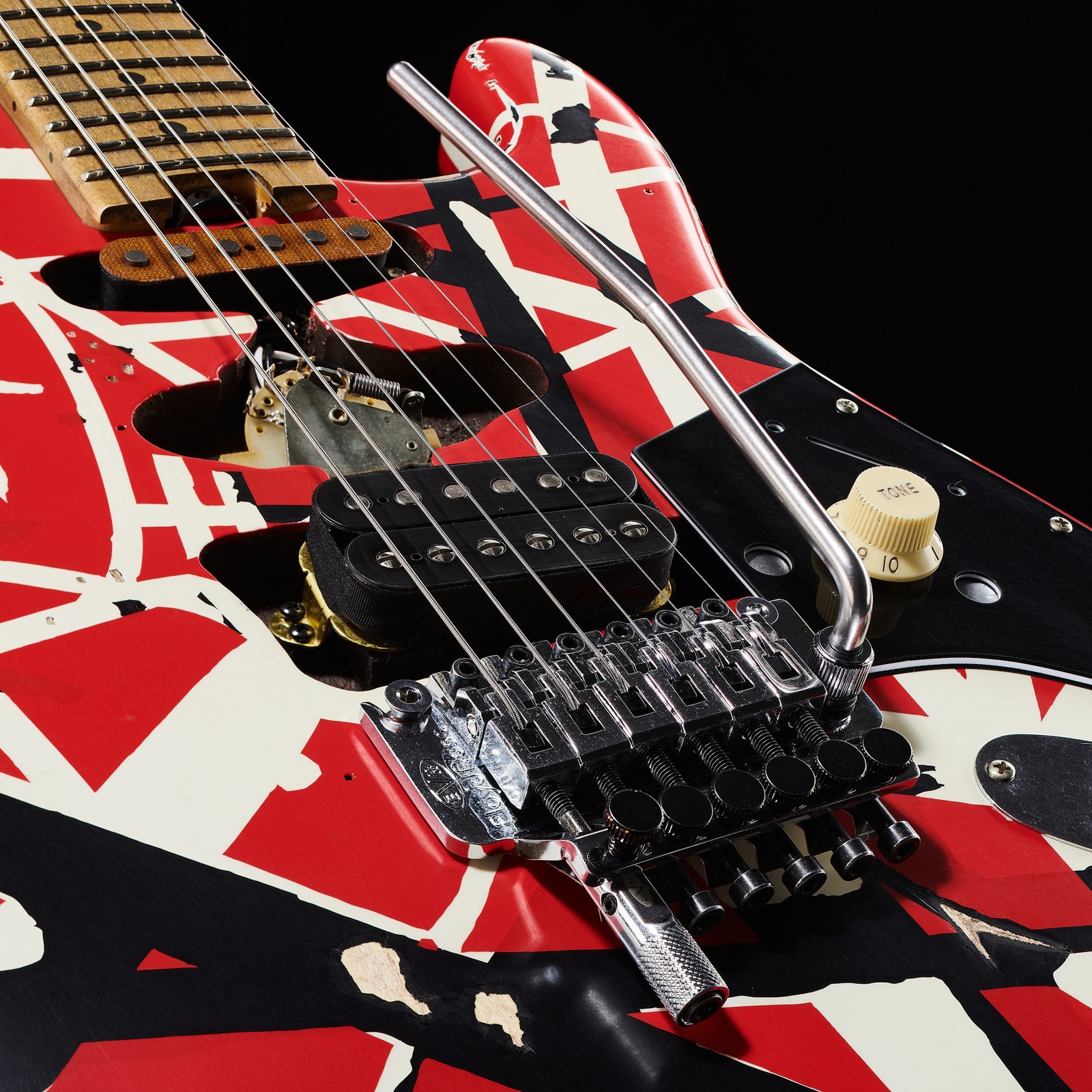 Steg und Tonabnehmer der EVH Frankie Striped MN Relic E-Gitarre