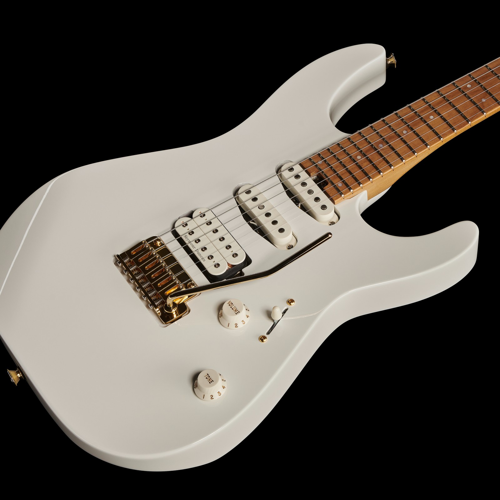 Humbucker und Singlecoils auf der weißen Charvel Pro-Mod DK24 HSS 2PT CM SW