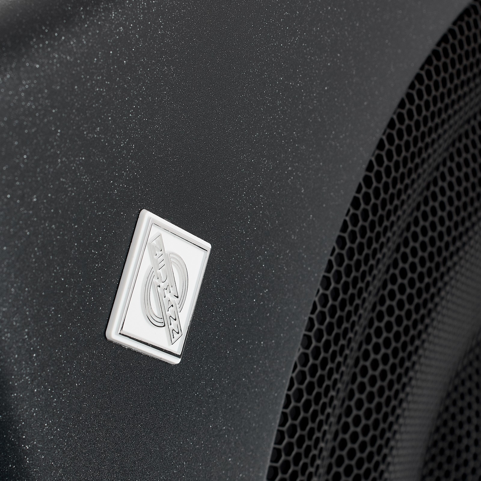 Neumann Logo am KH 750 DSP Subwoofer