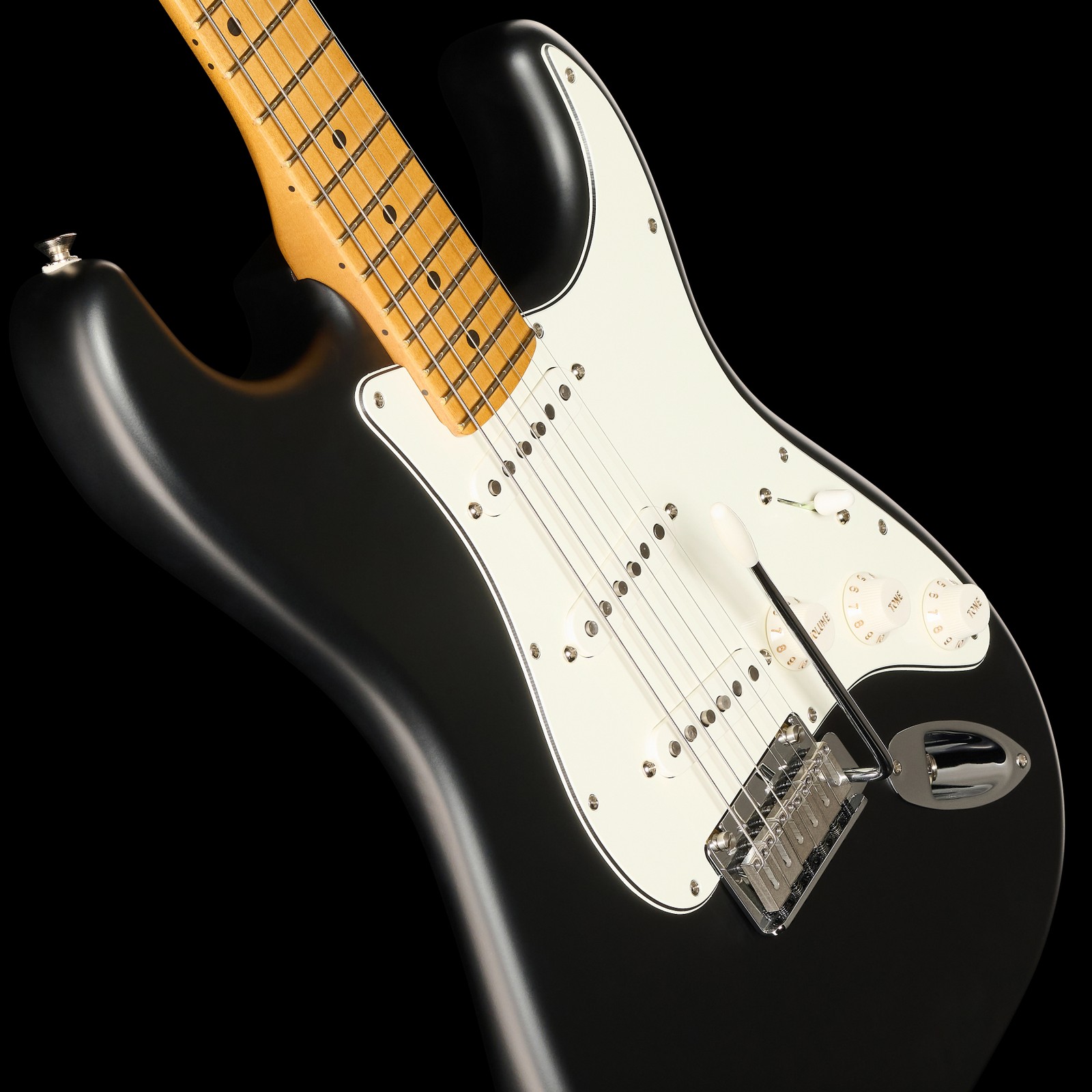 Drei Singlecoils in der Fender Exclusive Ens Strat MN STN BLK