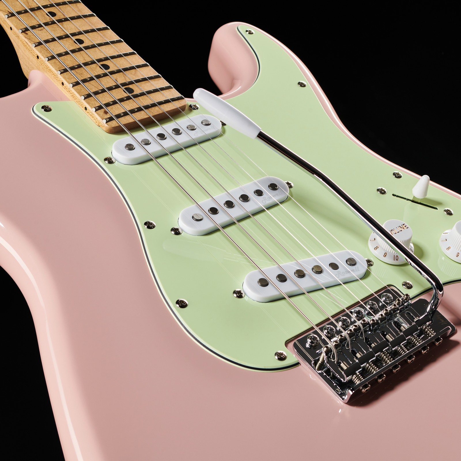 Rosa E-Gitarre mit weißen Tonabnehmern