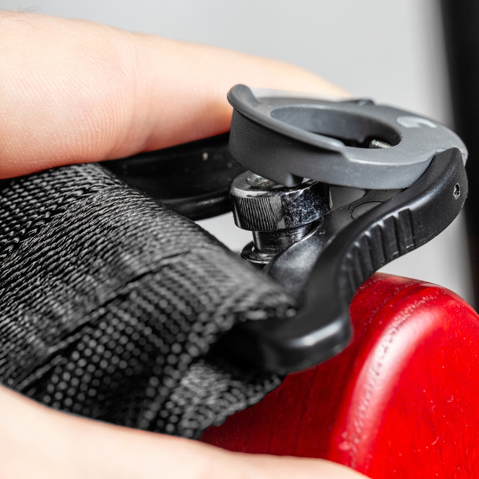 D'Addario Auto Lock Strap BK wird an eine E-Gitarre angebracht