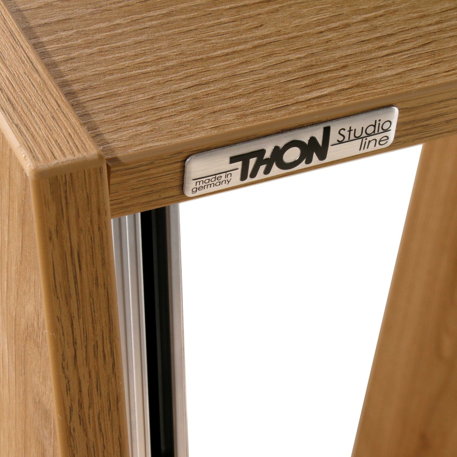 Thon Herstellerlogo auf dem Studio Rack 5001 14U oak