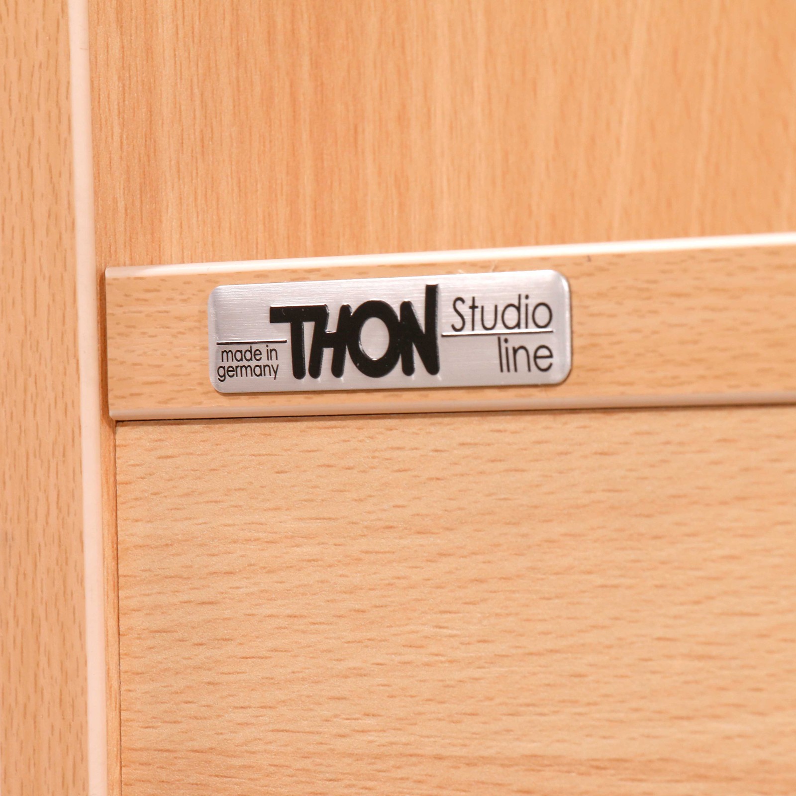 Thon Logo auf dem Thon DJ Table 1500 Beech