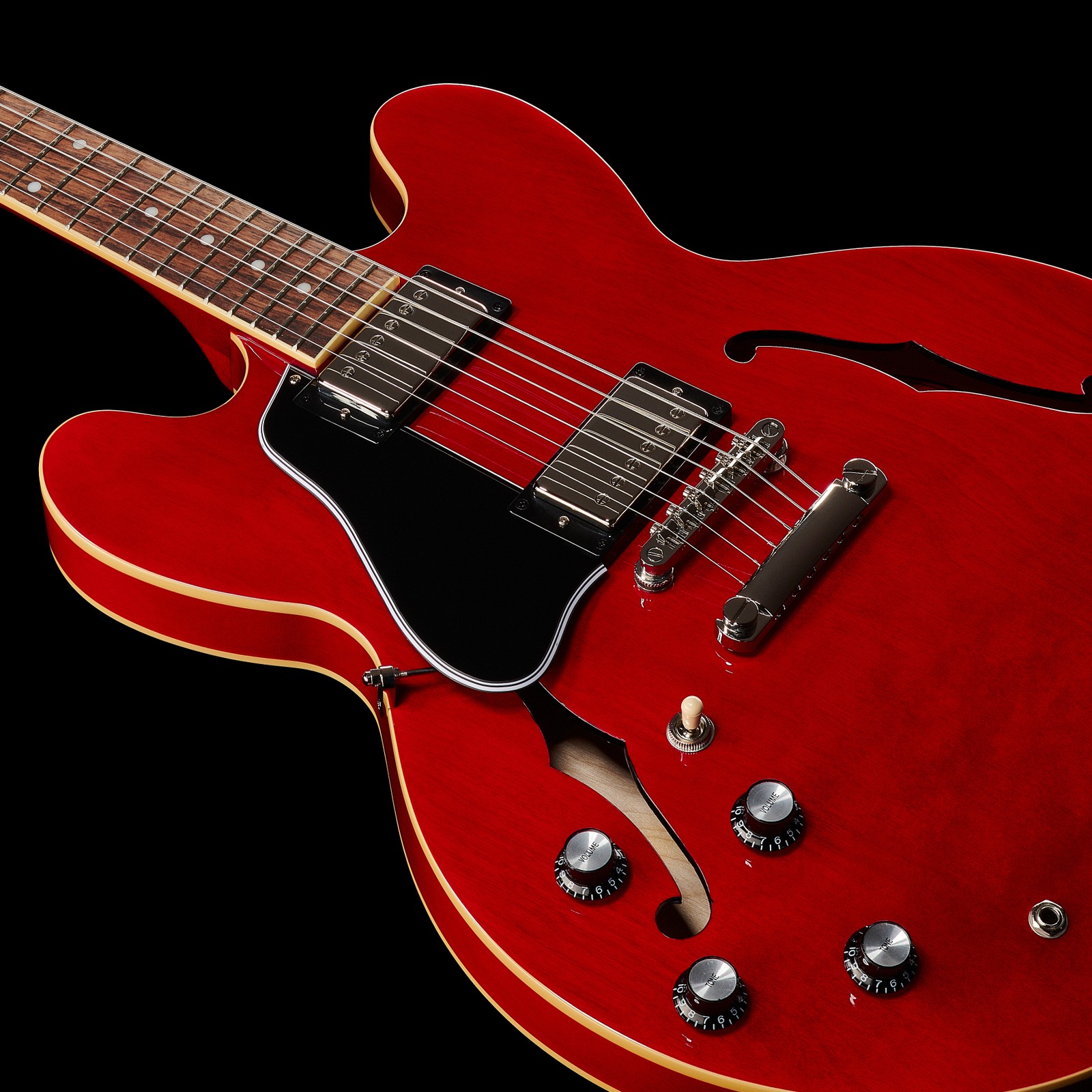 F-Löcher und zwei Humbucker in der Epiphone ES-335 Cherry LH