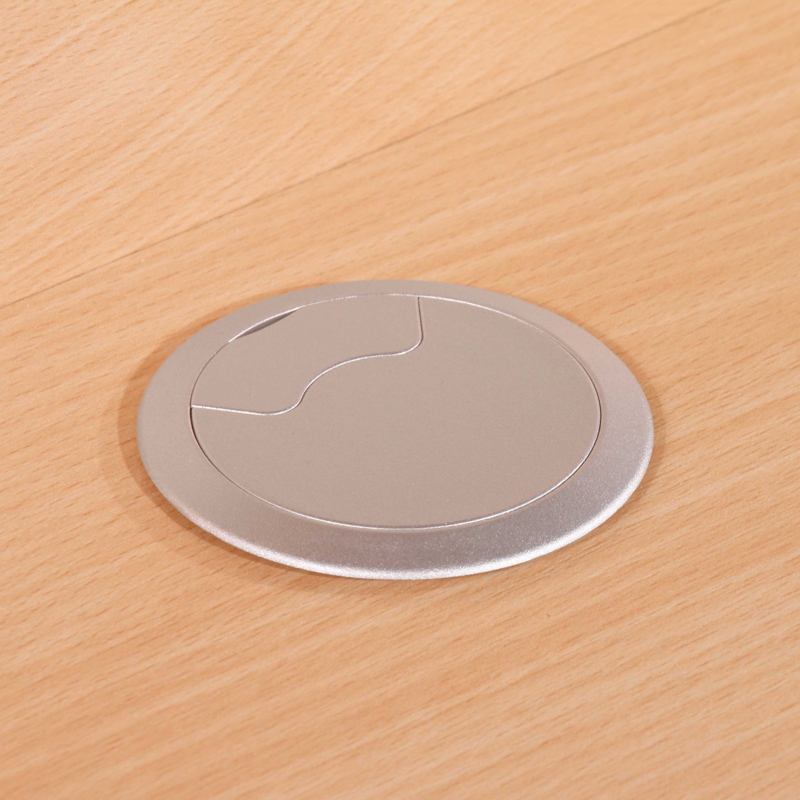 Kabeldurchlass des Thon DJ Table 1500 Beech