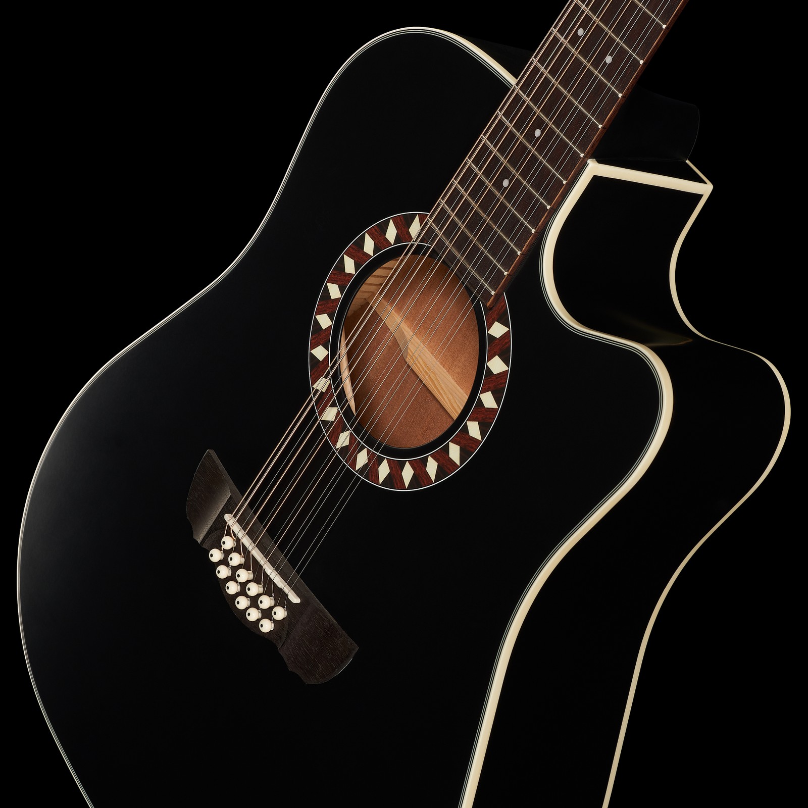 Schallloch auf der schwarzen Fichtendecke der Harley Benton Custom Line CLD-10SCE-12BKS