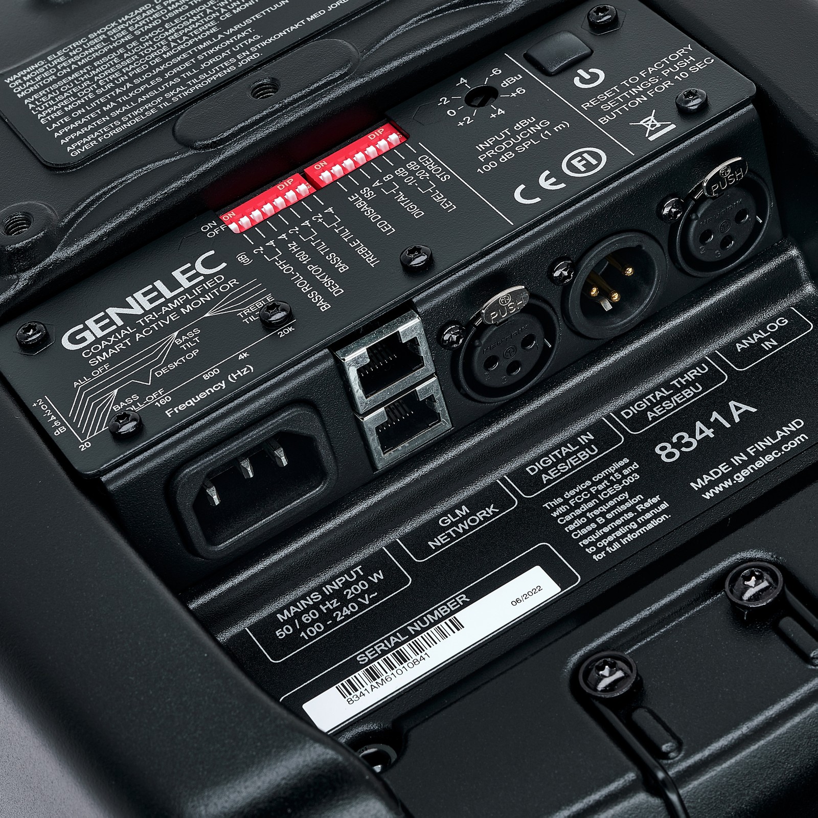 Rückseite des Genelec 8341 AM mit Anschlüssen