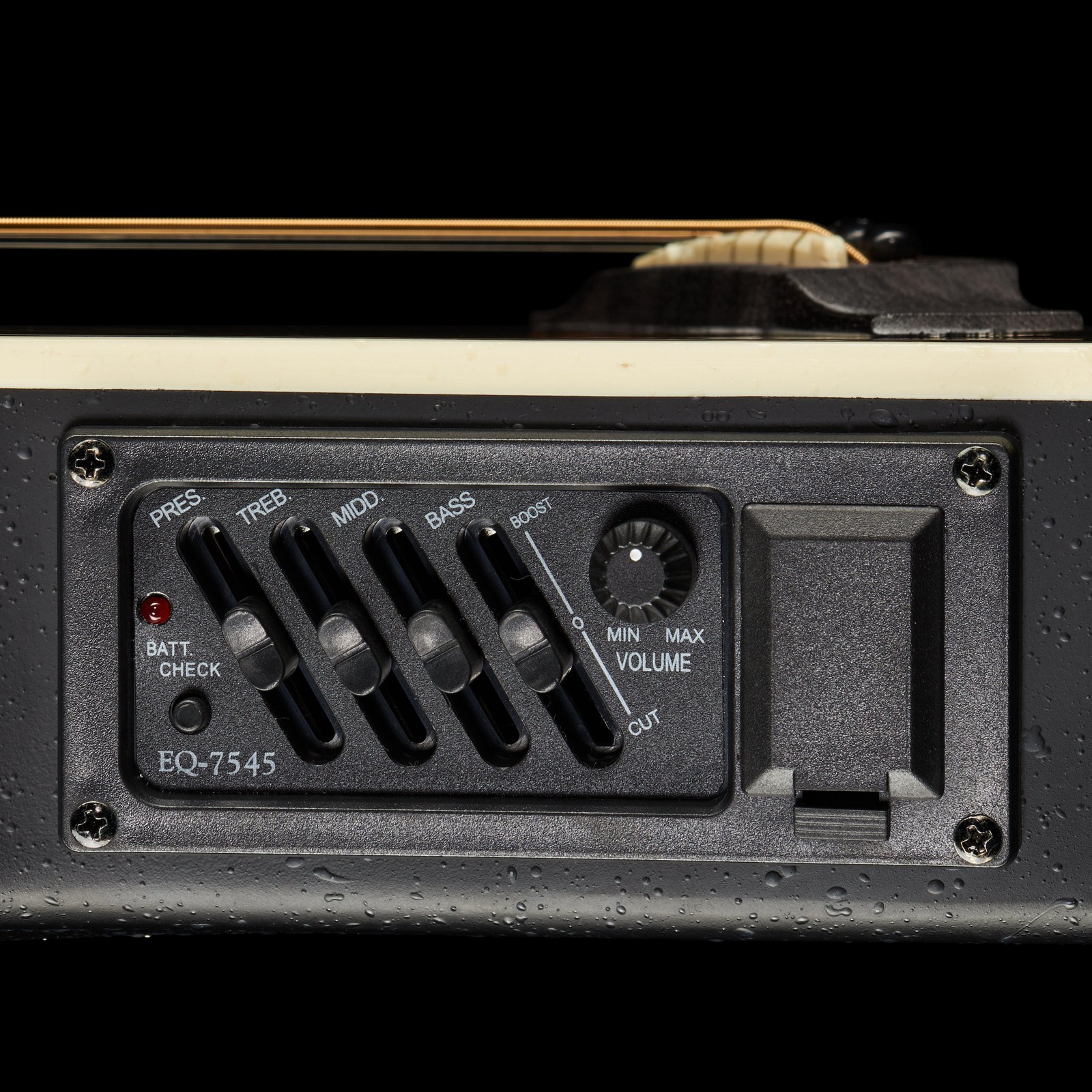 Preamp in der Zarge der Harley Benton ST-Acoustic Black