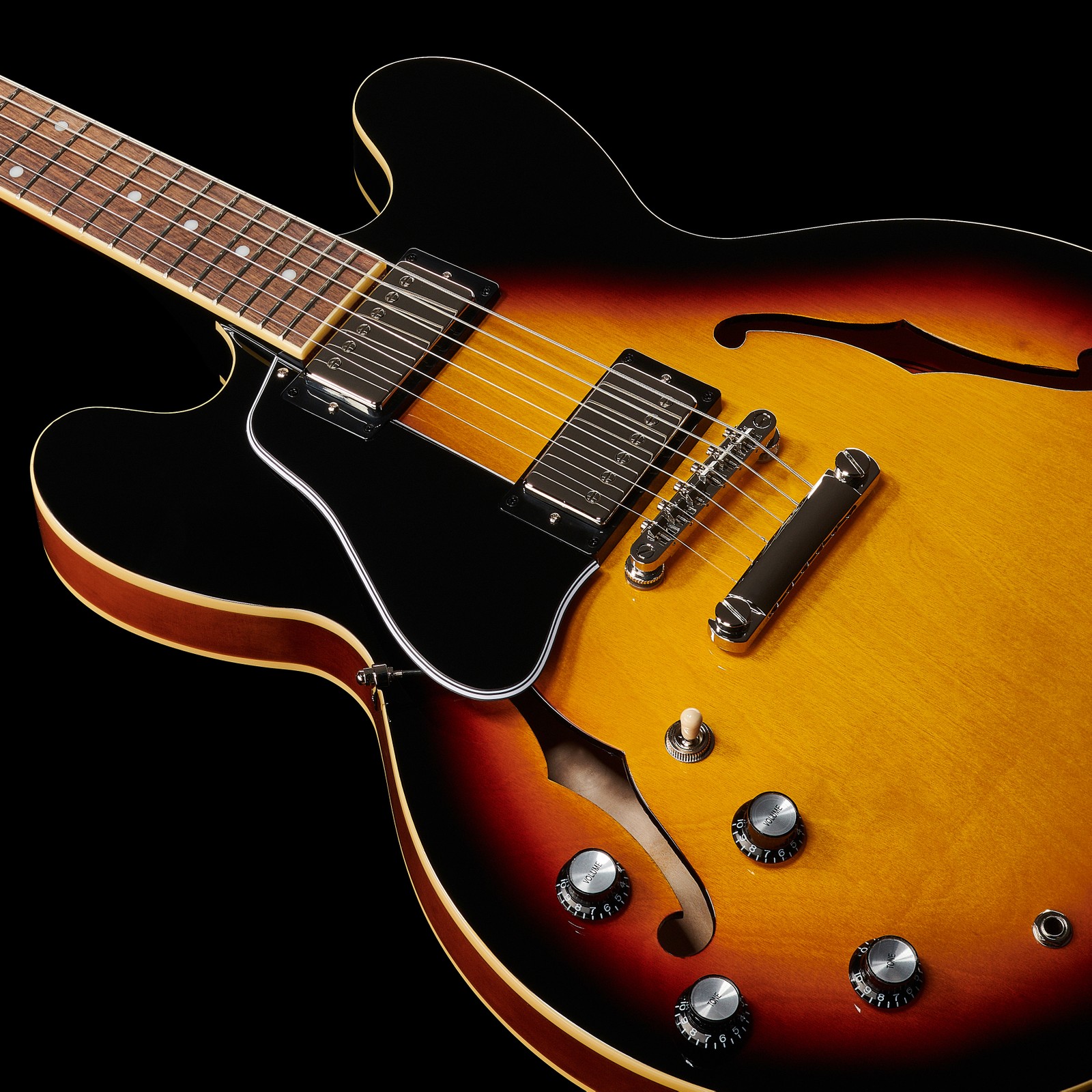 F-Löcher und zwei Humbucker in der Epiphone ES-335 Vintage Sunburst LH