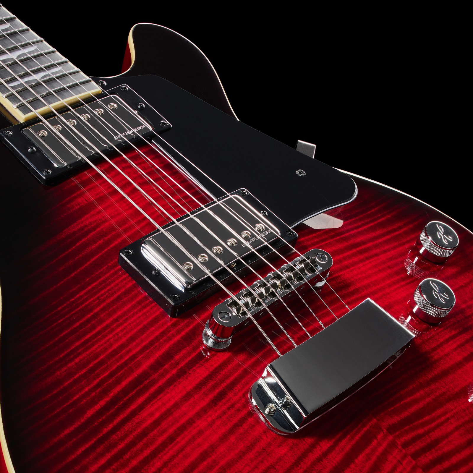 Zwei Humbucker auf der Decke der Hagstrom Super Swede Crimson Flame