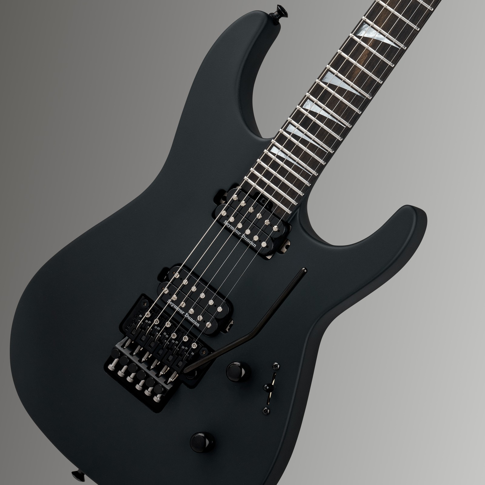 Floyd Rose und Humbucker Tonabnehmer auf der schwarzen E-Gitarre Jackson American SRS Soloist SL2 FR SB