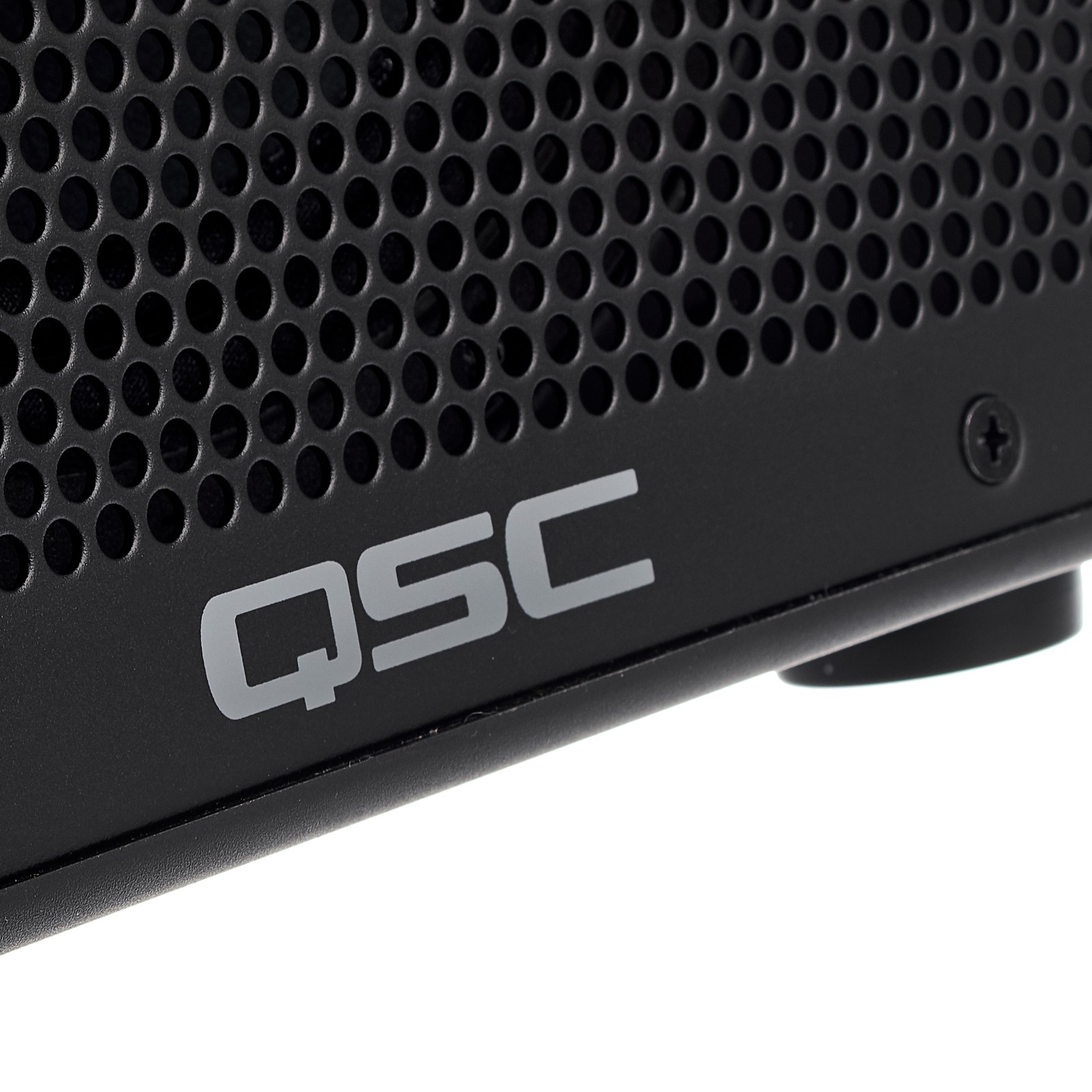 Logo auf dem Frontgitter des QSC CP8 Aktivlautsprechers