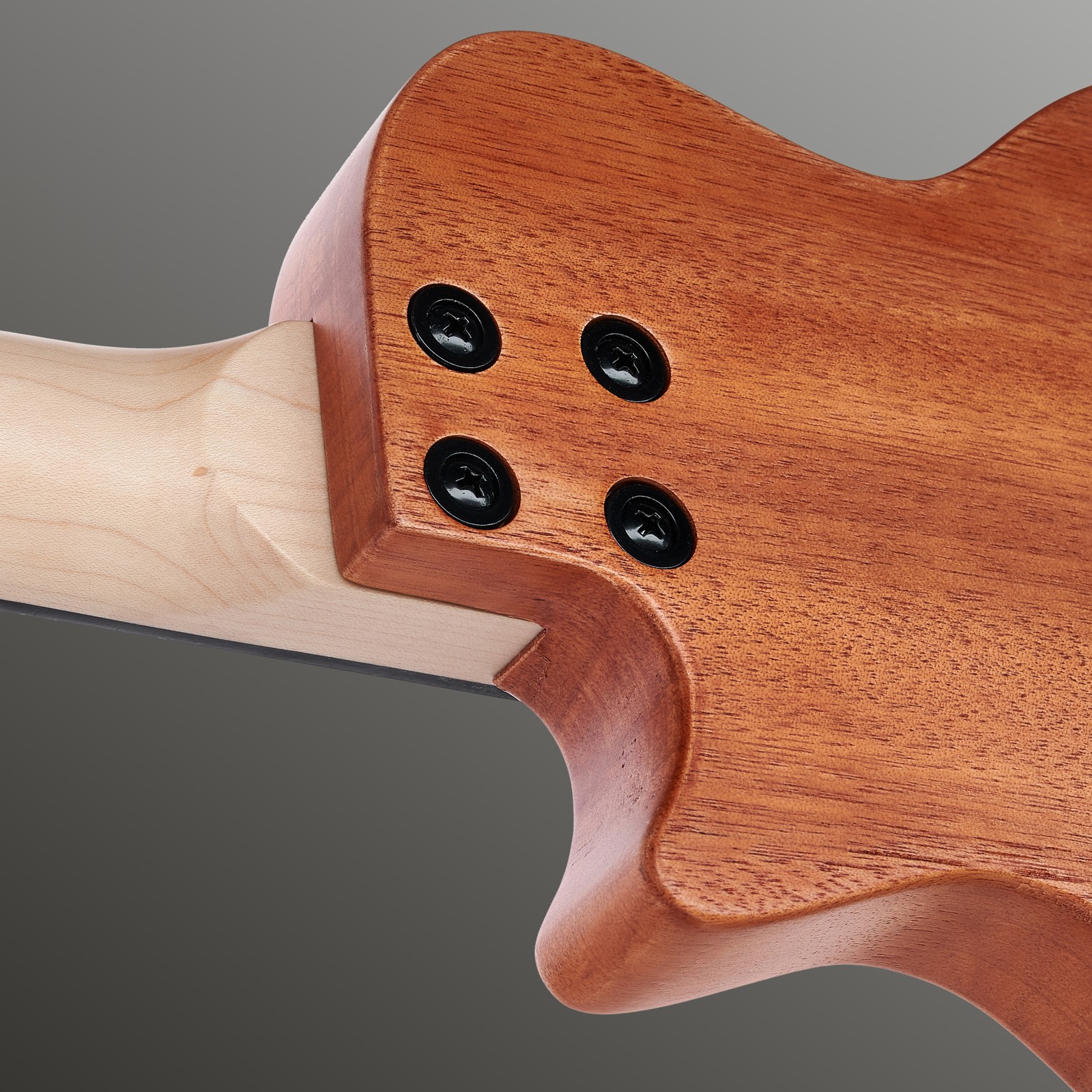 Schraubhalskonstruktion auf der Rückseite der Harley Benton Solid Uke Natural