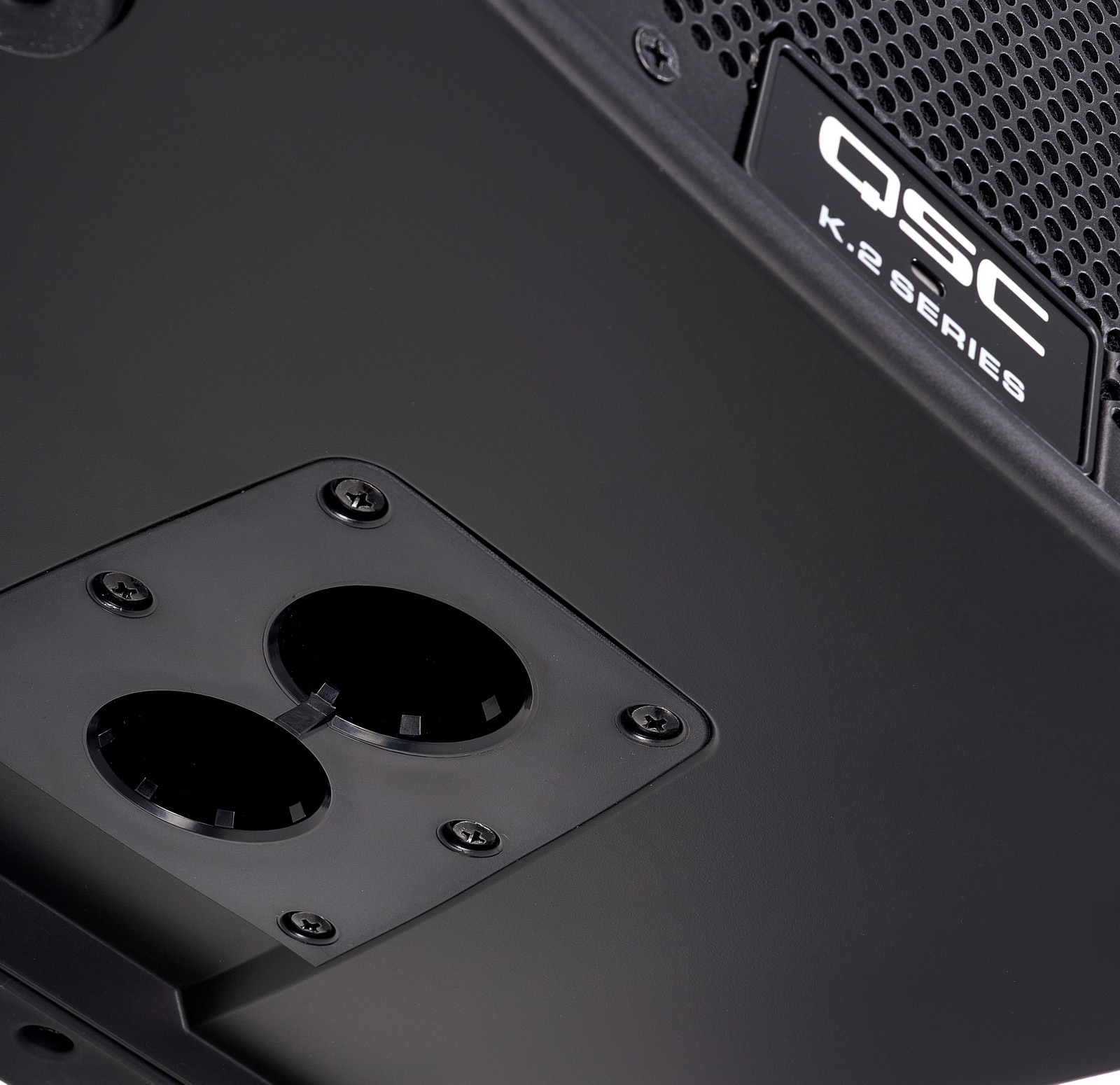QSC Logo am K 10.2 2-Wege Fullrange-Aktivlautsprecher