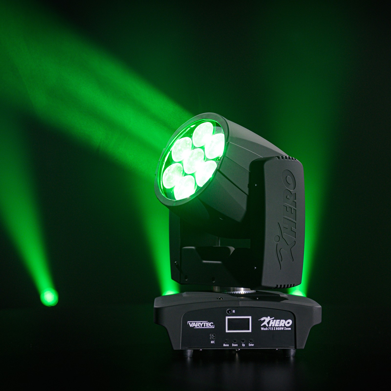 Varytec Hero Wash 712 Z RGBW Zoom illuminates green in a dark room