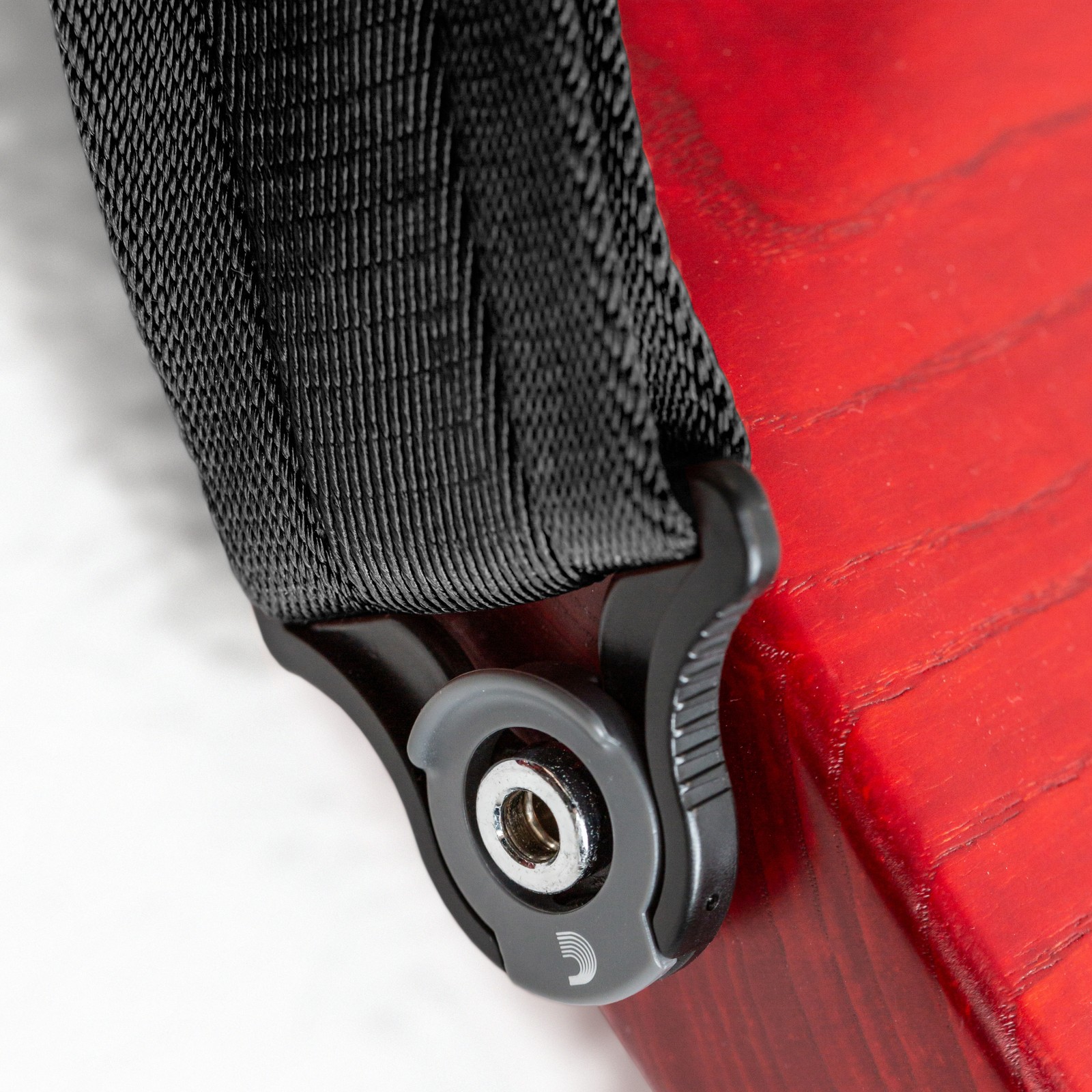 D'Addario Auto Lock Strap BK an einer roten E-Gitarre