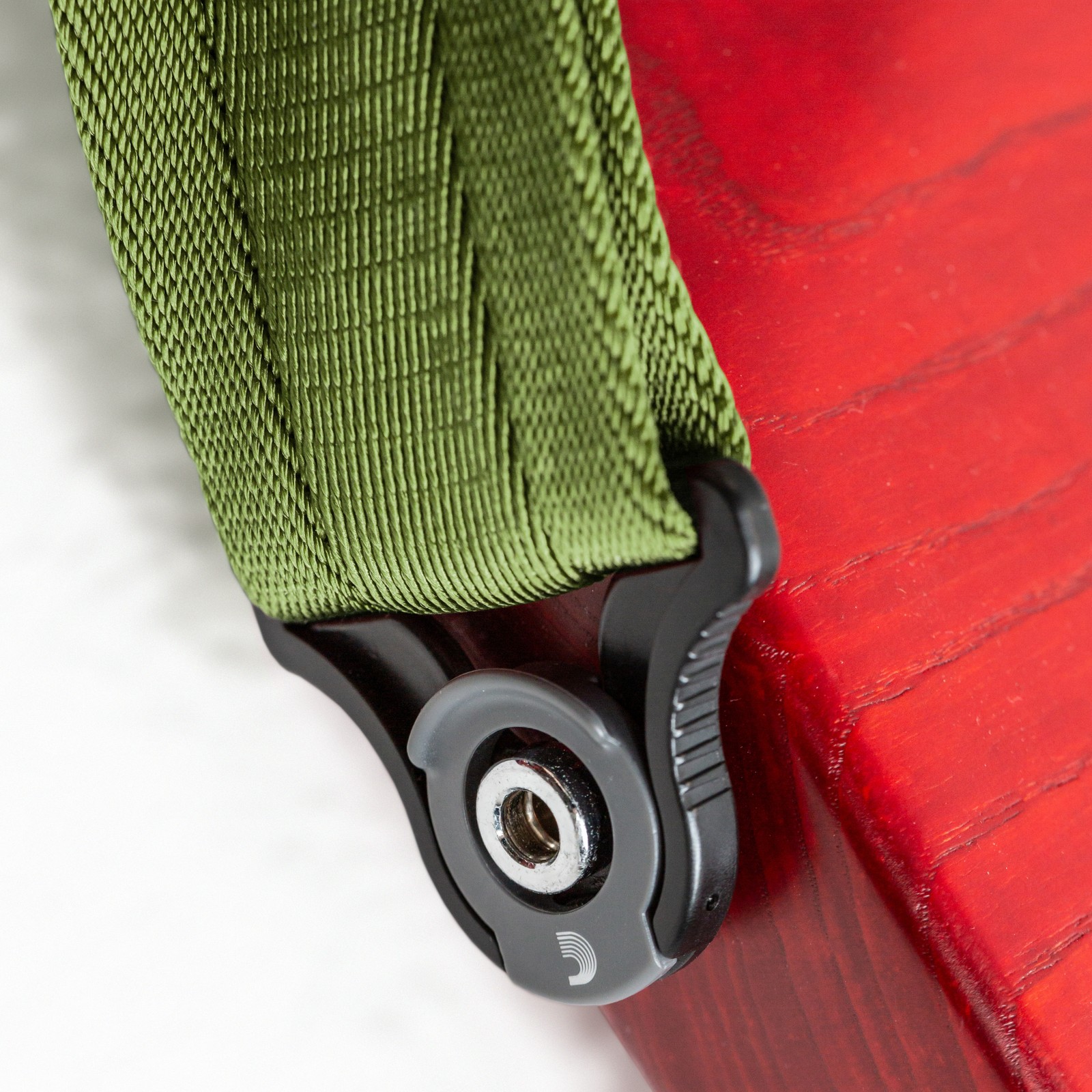 grüner D'Addario Auto Lock Strap MO an einer roten E-Gitarre