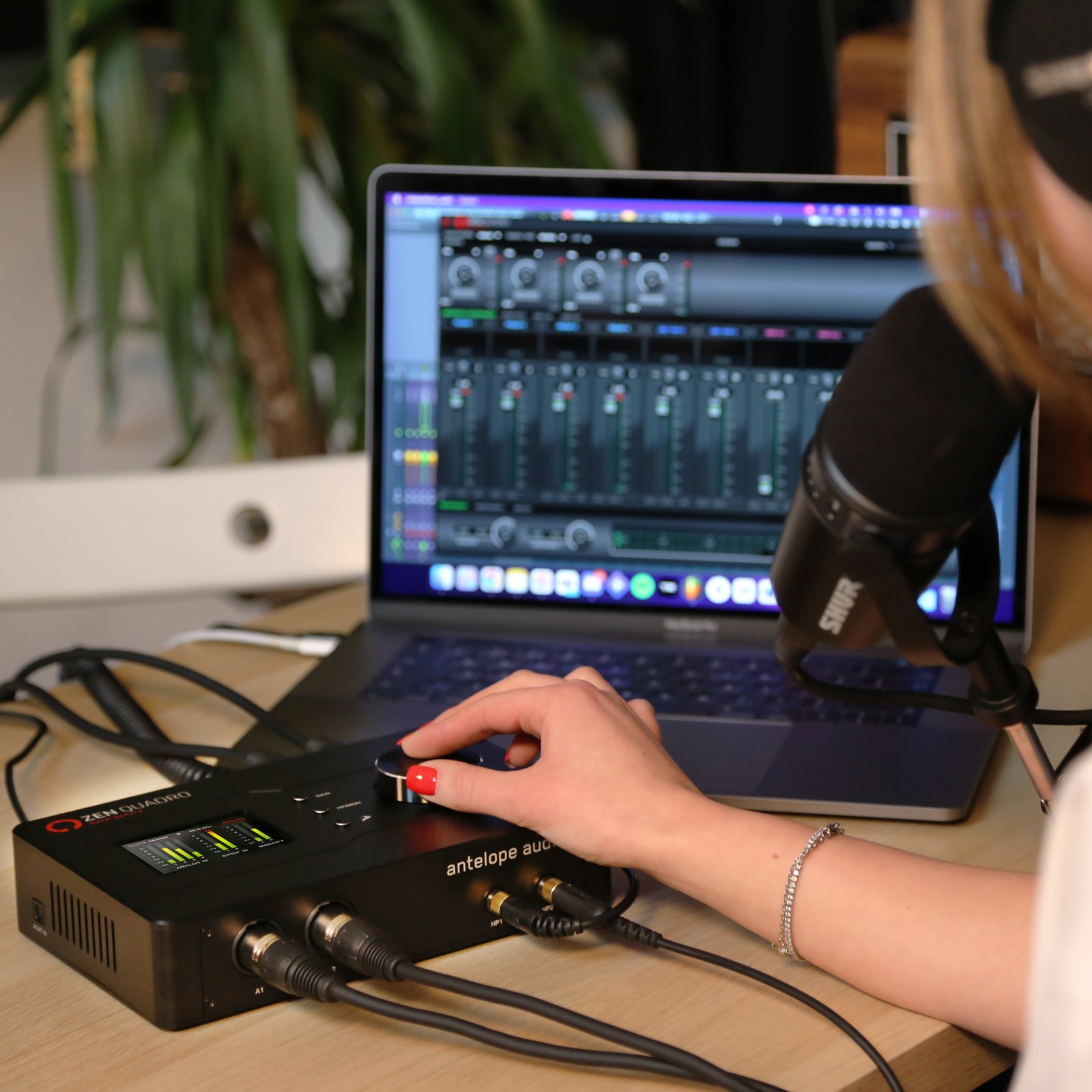 Une podcasteuse en pleine session avec la Zen Quadro Synergy Core d’Antelope