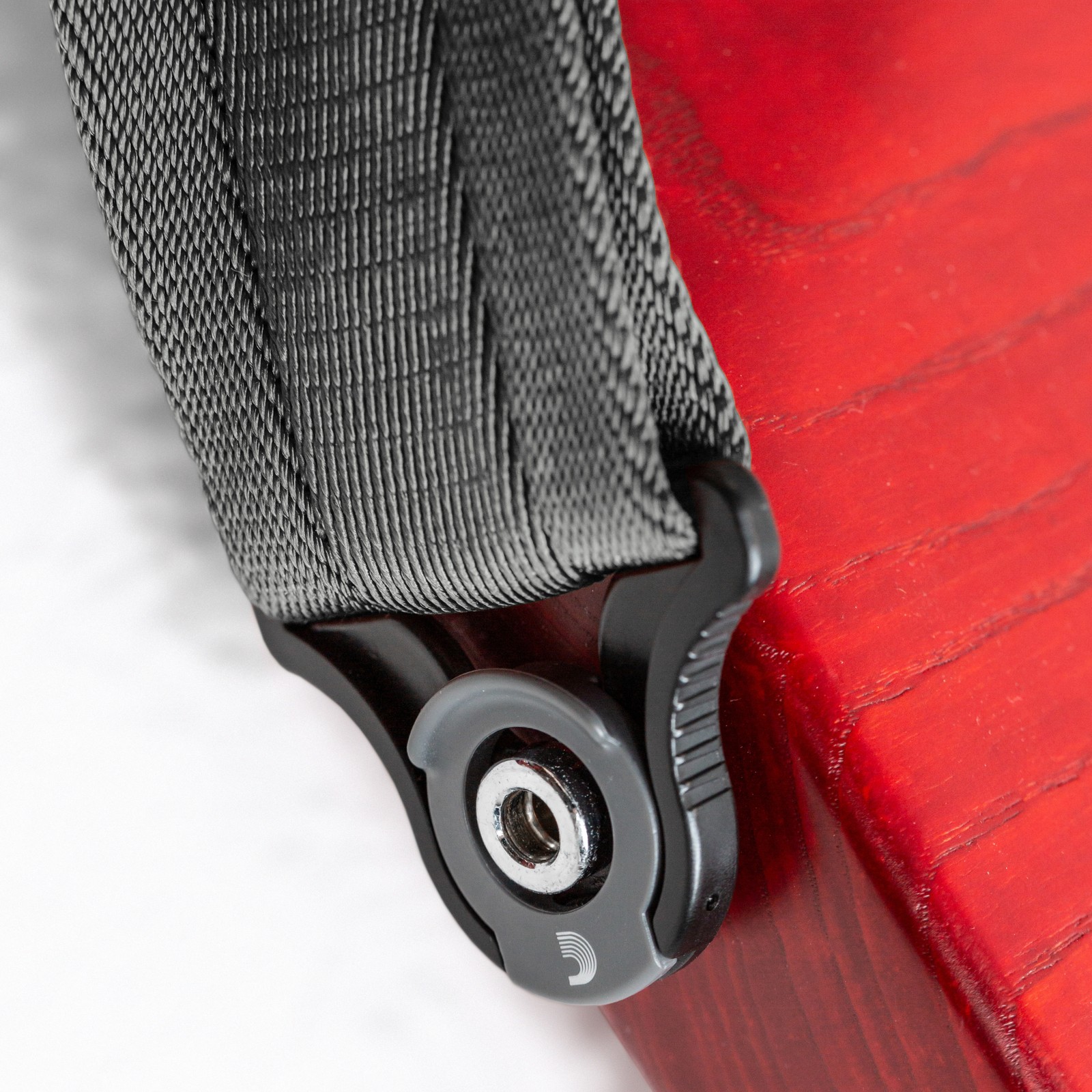 D'Addario Auto Lock Strap MTG an einer roten E-Gitarre