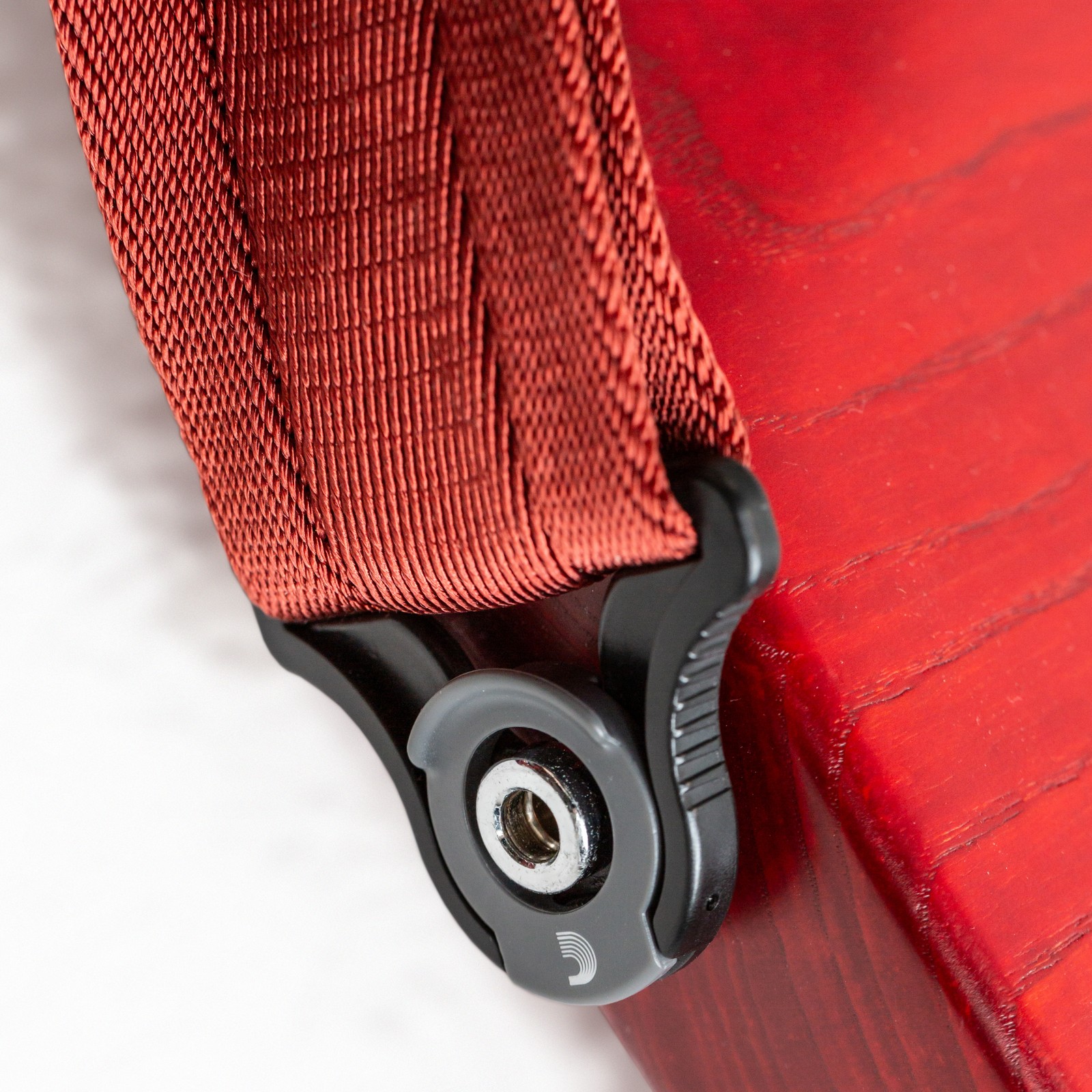 D'Addario Auto Lock Strap BR an einer roten E-Gitarre