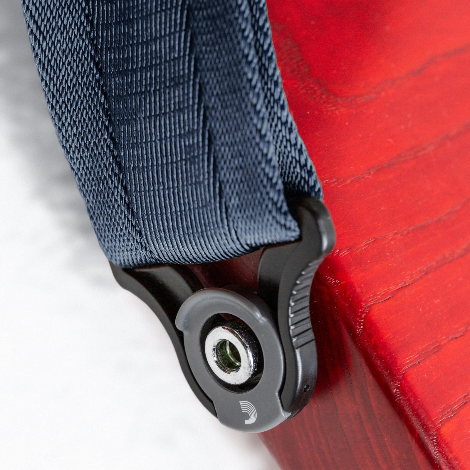 D'Addario Auto Lock Strap MN an einer roten E-Gitarre